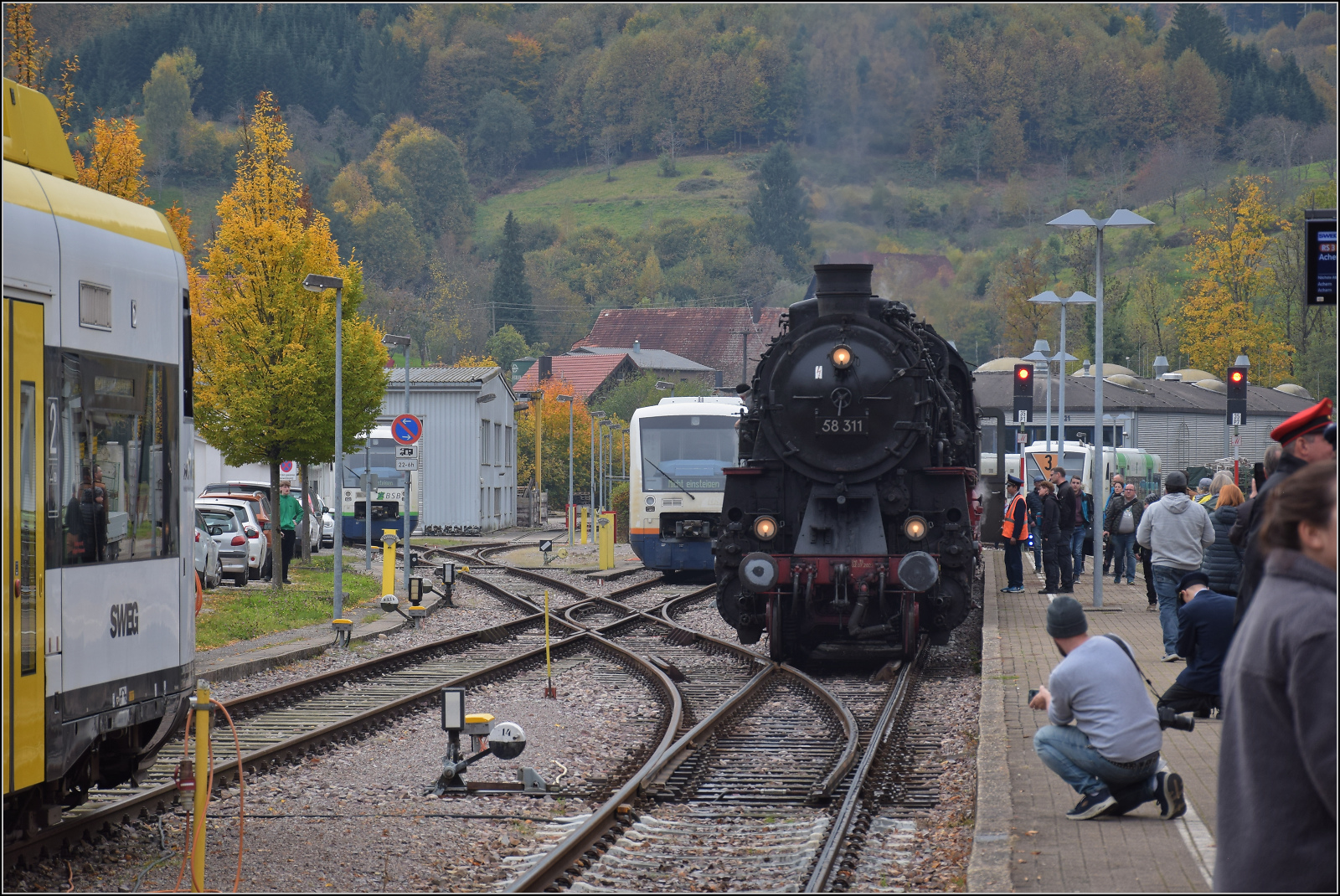 Mit Dampf zur Winzer-Kirwi.

58 311 in Ottenhfen. Oktober 2025. 