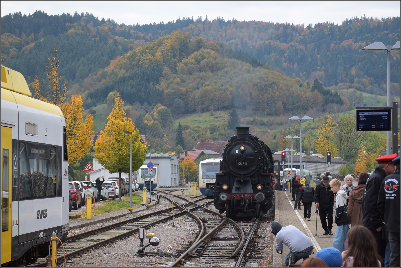 Mit Dampf zur Winzer-Kirwi.

58 311 in Ottenhfen. Oktober 2025. 