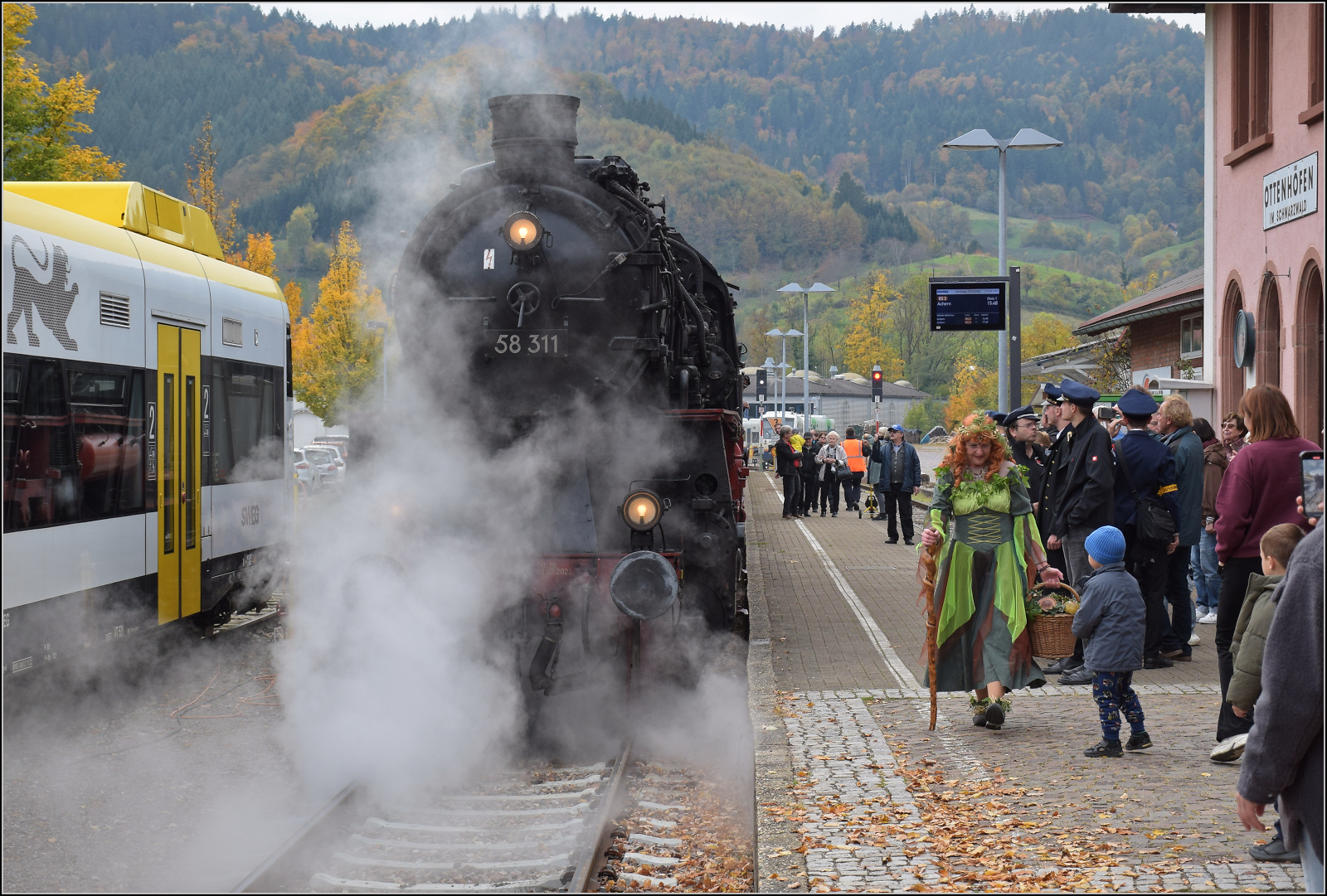 Mit Dampf zur Winzer-Kirwi.

58 311 in Ottenhfen. Oktober 2025. 