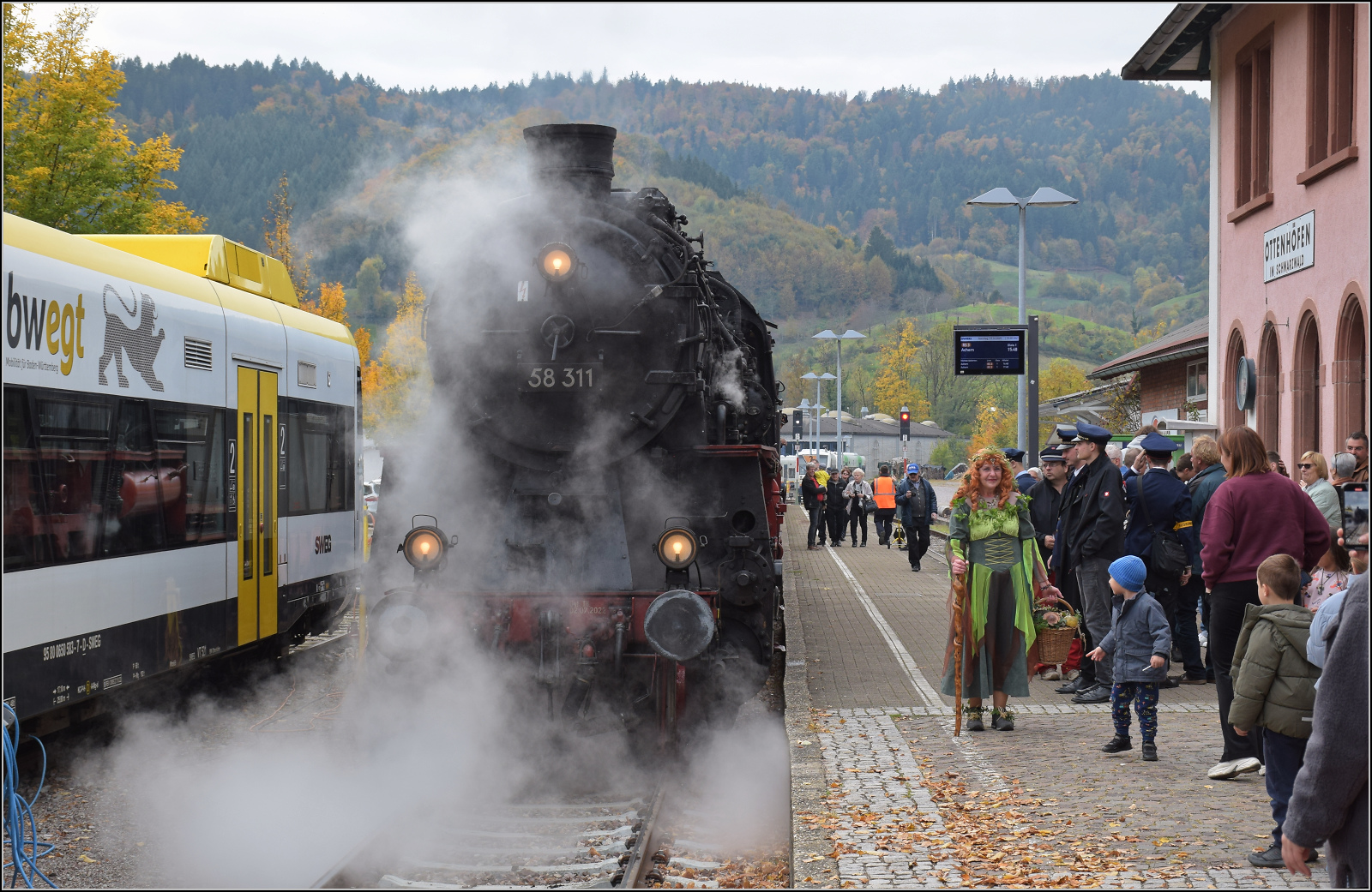 Mit Dampf zur Winzer-Kirwi.

58 311 in Ottenhfen. Oktober 2025. 