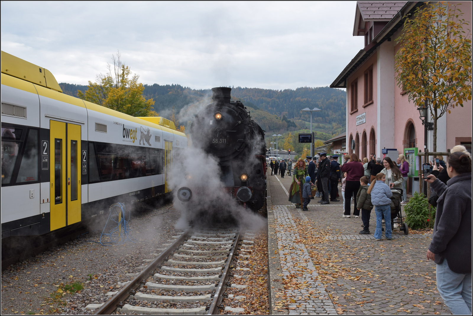 Mit Dampf zur Winzer-Kirwi.

58 311 in Ottenhfen. Oktober 2025. 