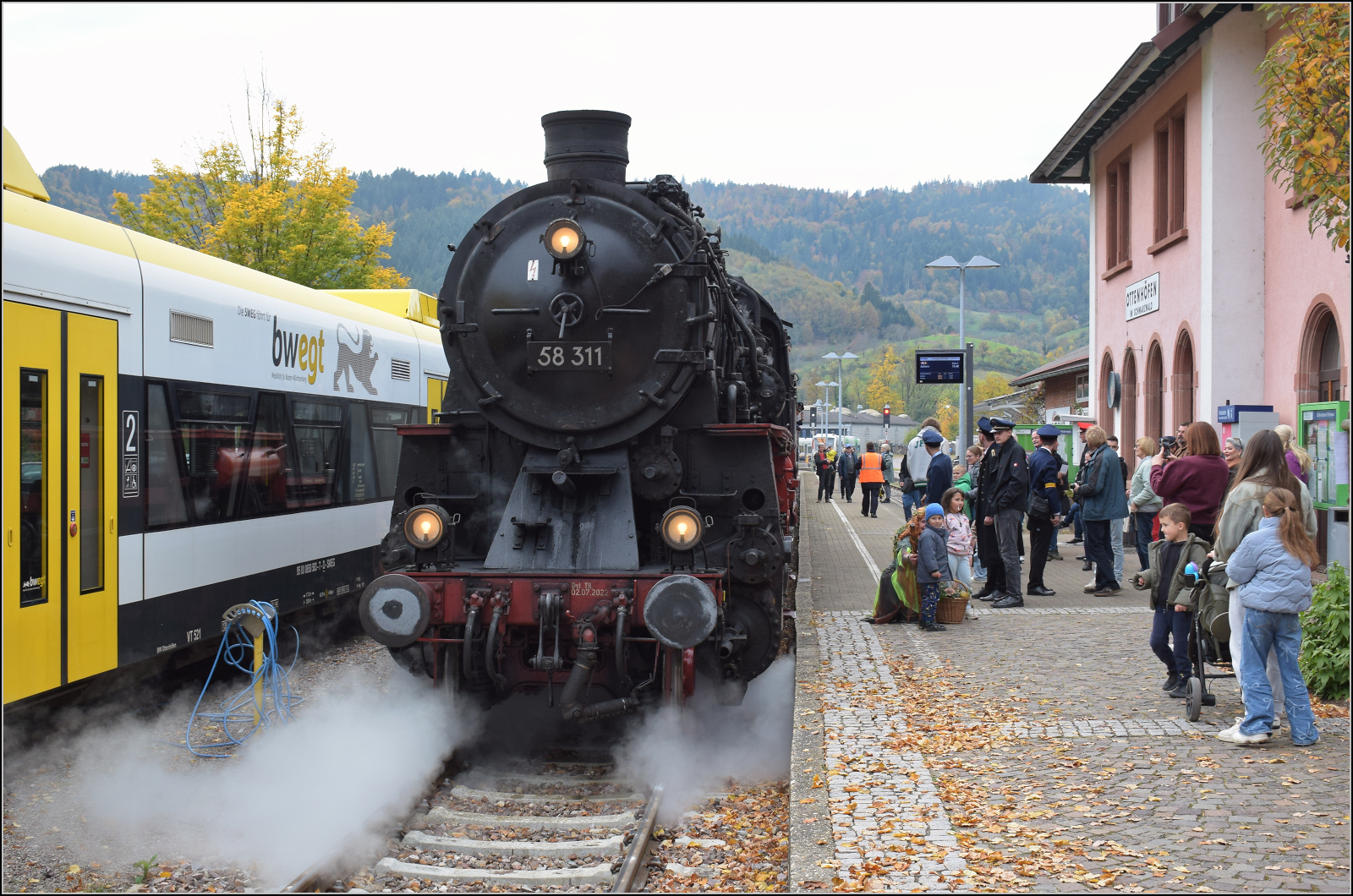 Mit Dampf zur Winzer-Kirwi.

58 311 in Ottenhfen. Oktober 2025. 