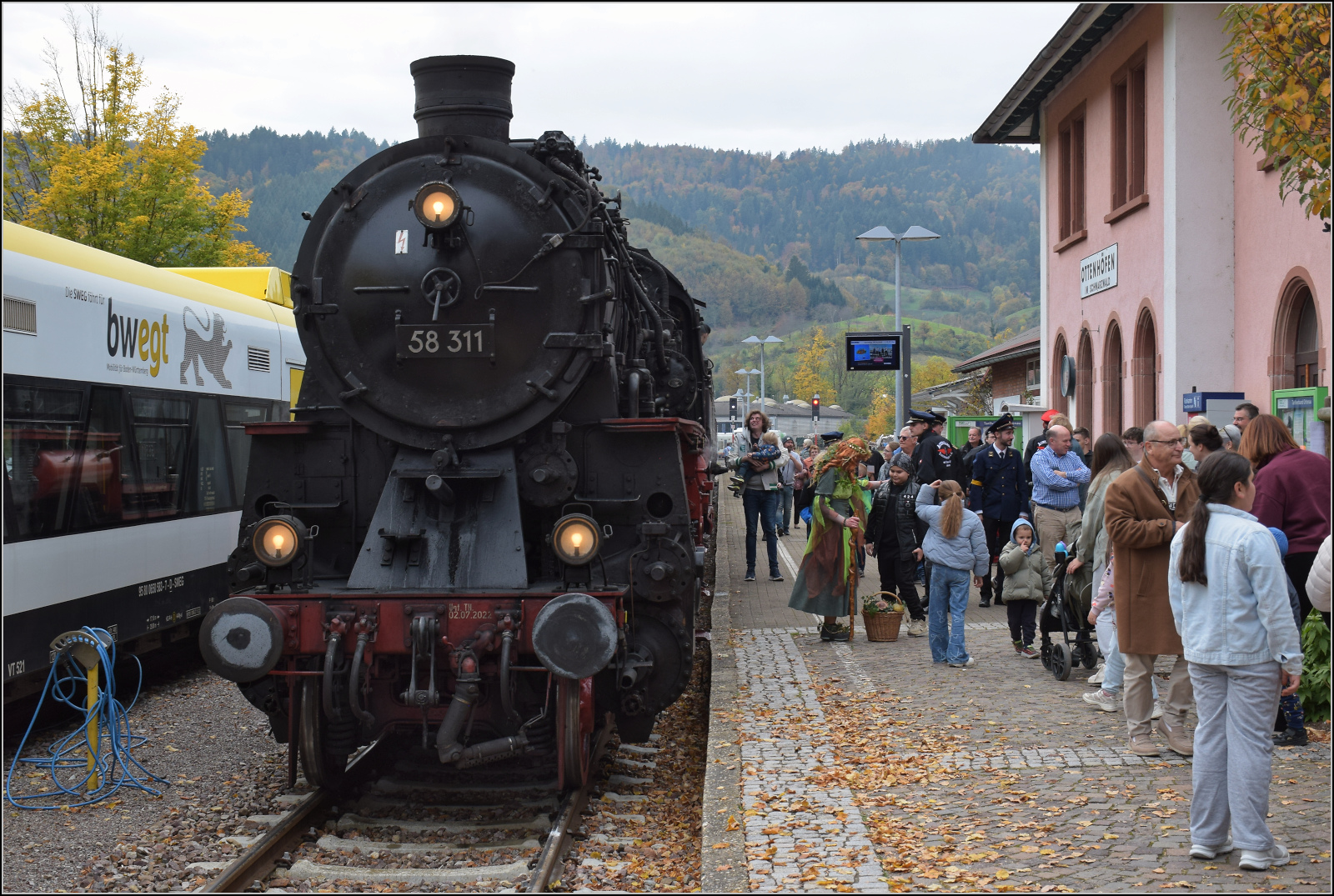 Mit Dampf zur Winzer-Kirwi.

58 311 in Ottenhfen. Oktober 2025. 