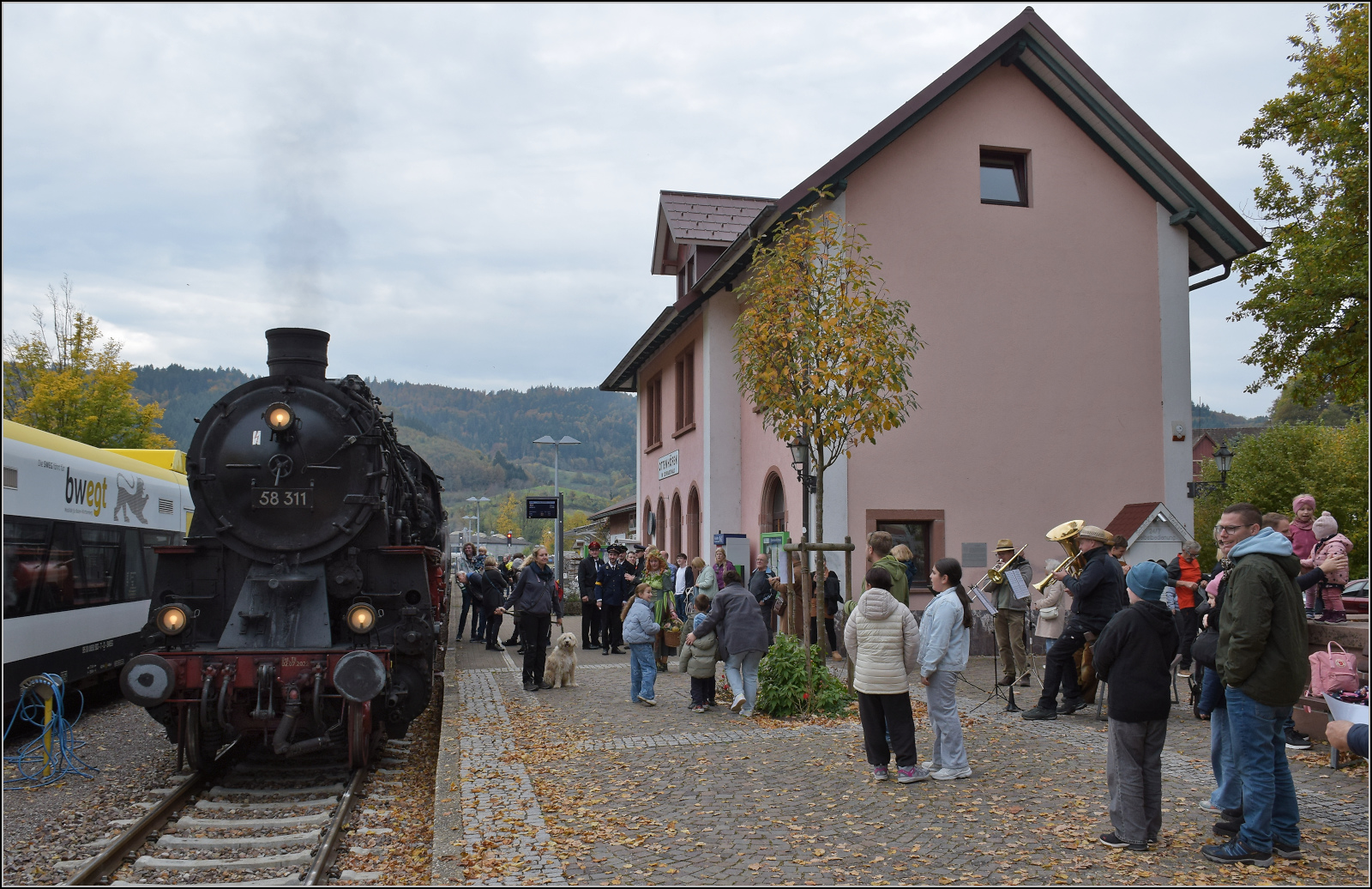 Mit Dampf zur Winzer-Kirwi.

58 311 in Ottenhfen. Oktober 2025. 