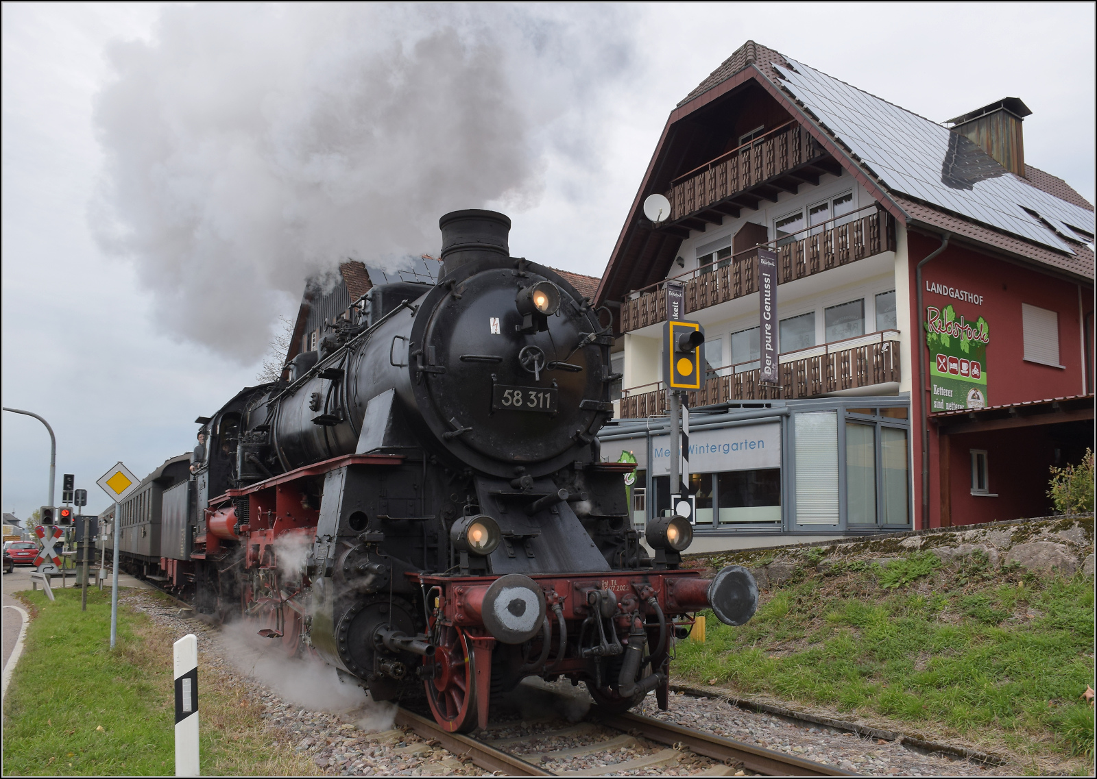 Mit Dampf zur Winzer-Kirwi.

58 311 in Frschenbach. Oktober 2025. 