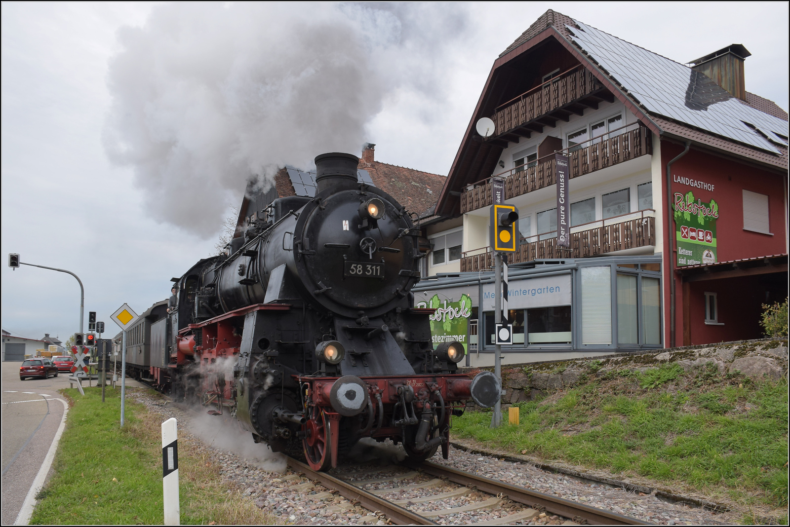 Mit Dampf zur Winzer-Kirwi.

58 311 in Frschenbach. Oktober 2025. 
