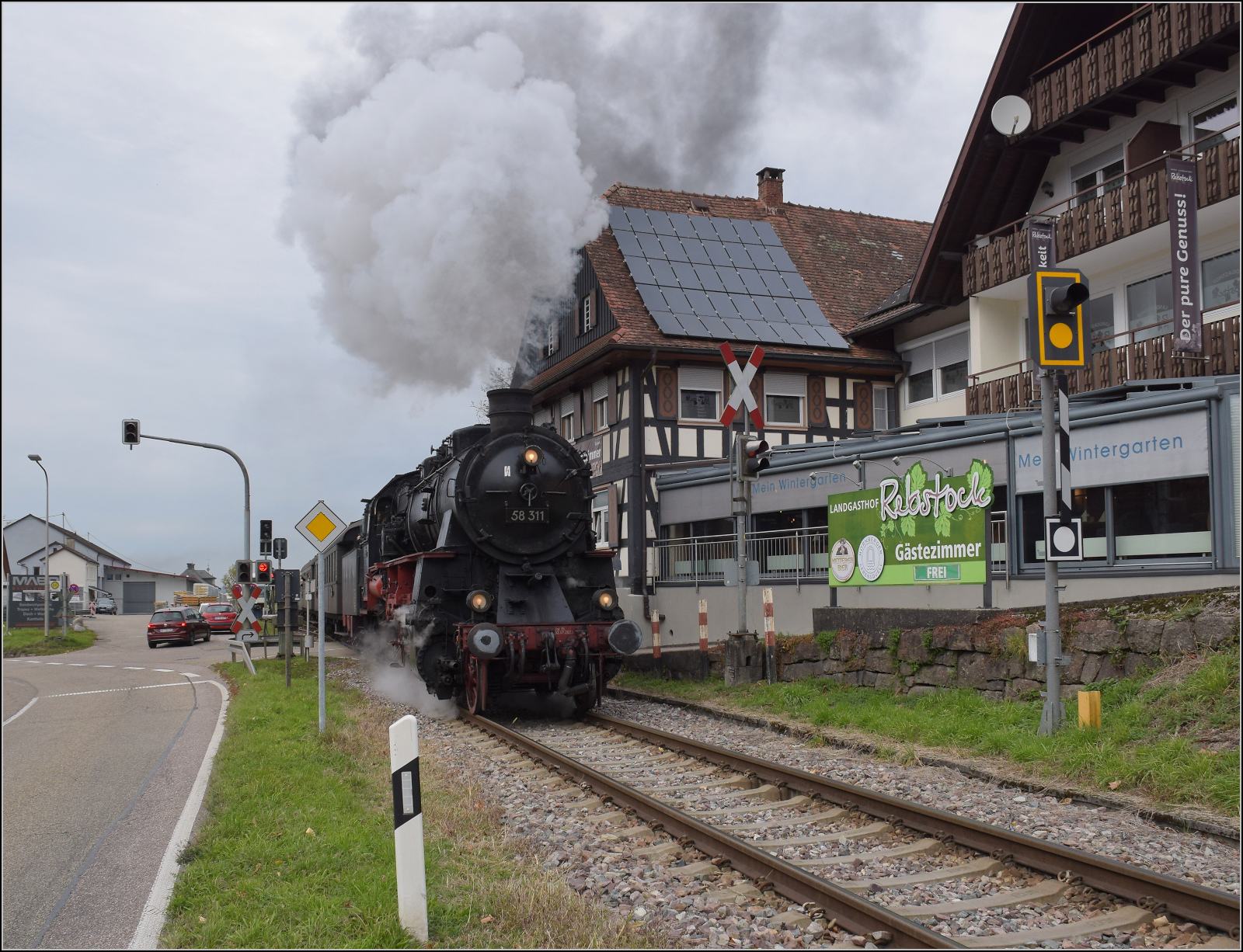 Mit Dampf zur Winzer-Kirwi.

58 311 in Frschenbach. Oktober 2025. 