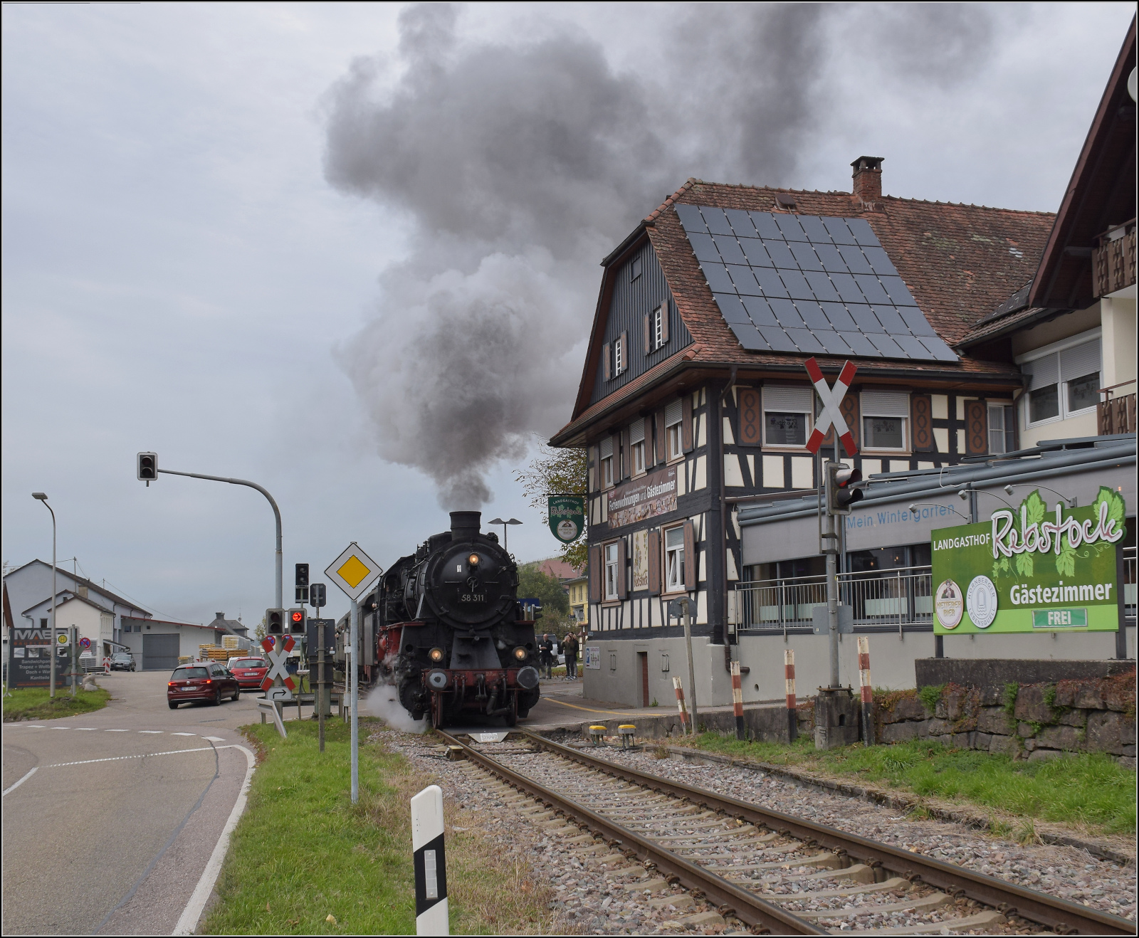 Mit Dampf zur Winzer-Kirwi.

58 311 in Frschenbach. Oktober 2025. 
