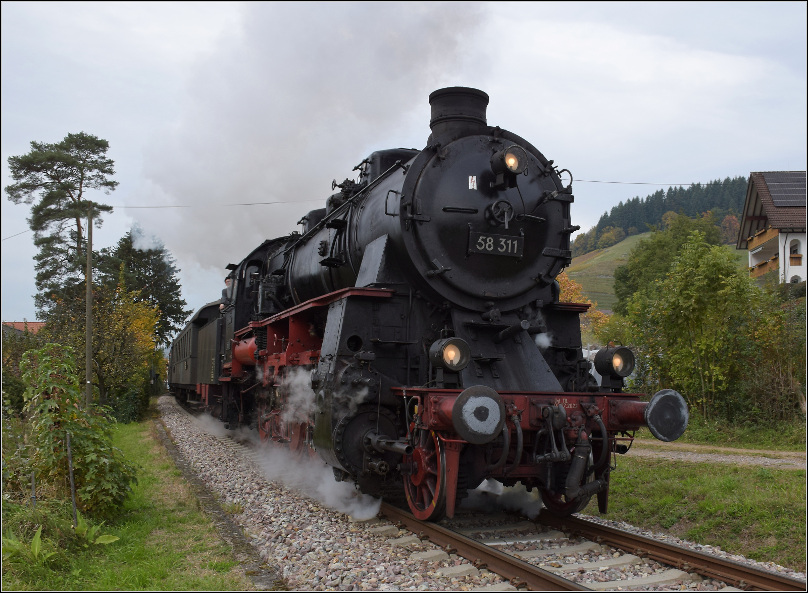 Mit Dampf zur Winzer-Kirwi.

58 311 bei der berfhrung der Umgehungsstrae in Kappelrodeck Ost. Oktober 2025. 