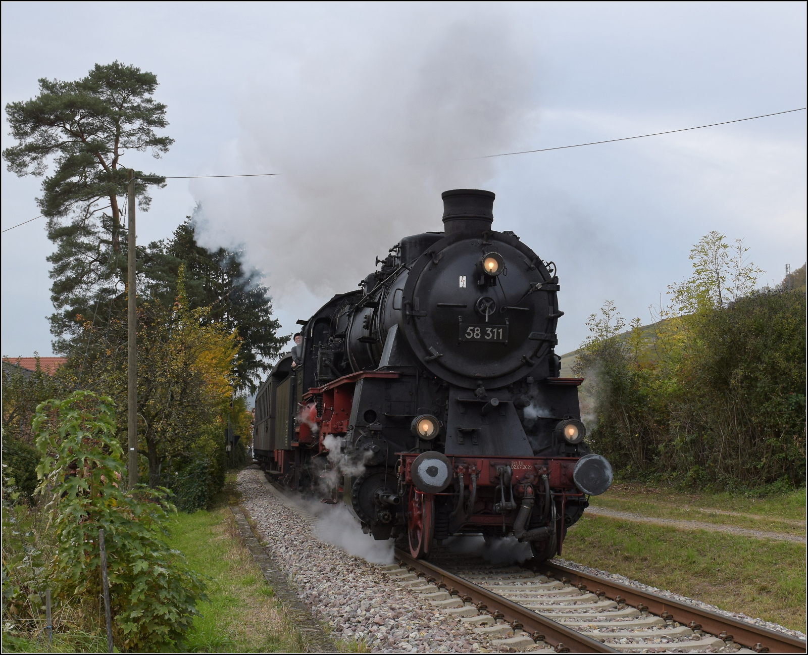 Mit Dampf zur Winzer-Kirwi.

58 311 bei der berfhrung der Umgehungsstrae in Kappelrodeck Ost. Oktober 2025. 