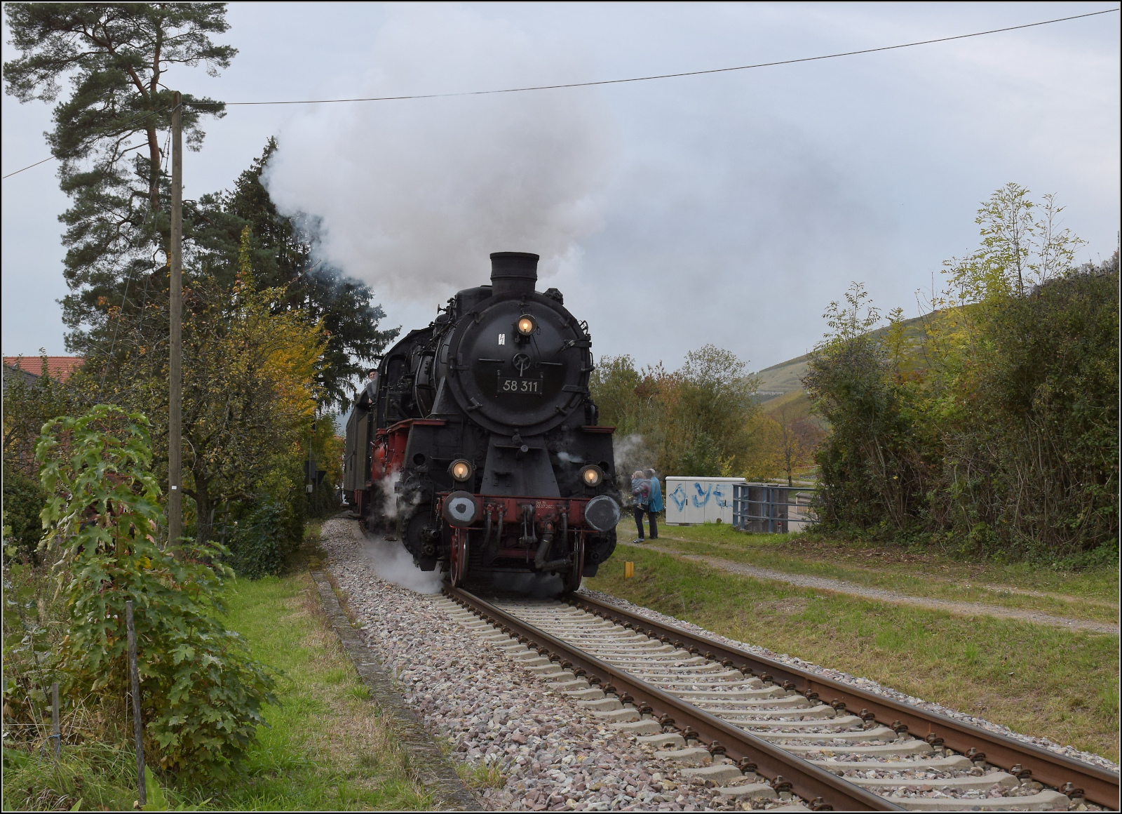 Mit Dampf zur Winzer-Kirwi.

58 311 bei der berfhrung der Umgehungsstrae in Kappelrodeck Ost. Oktober 2025. 