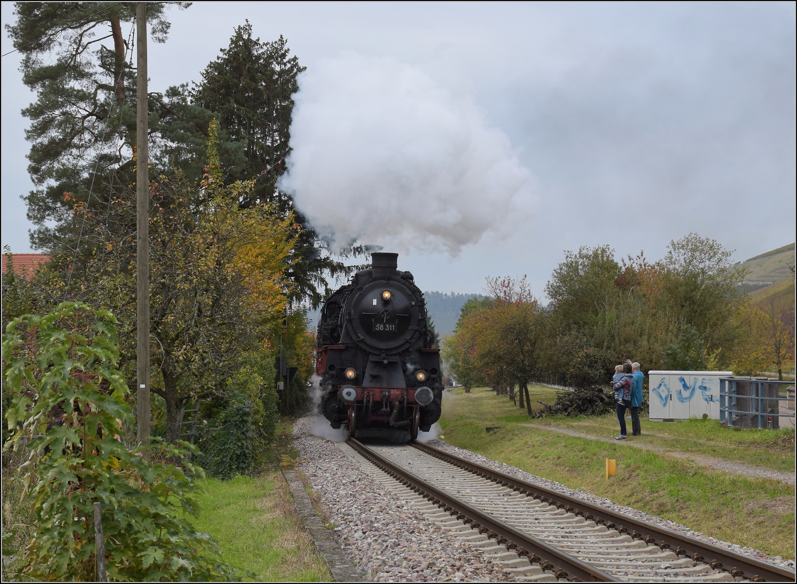 Mit Dampf zur Winzer-Kirwi.

58 311 bei der berfhrung der Umgehungsstrae in Kappelrodeck Ost. Oktober 2025. 
