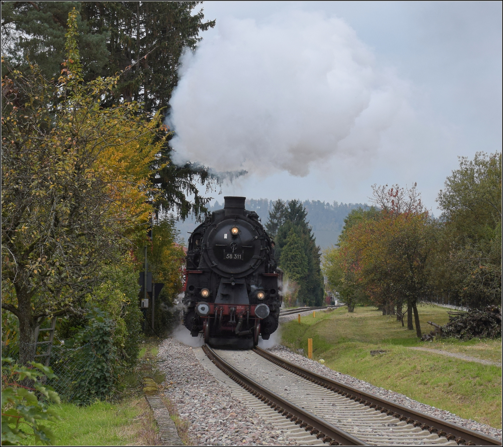 Mit Dampf zur Winzer-Kirwi.

58 311 bei der berfhrung der Umgehungsstrae in Kappelrodeck Ost. Oktober 2025. 