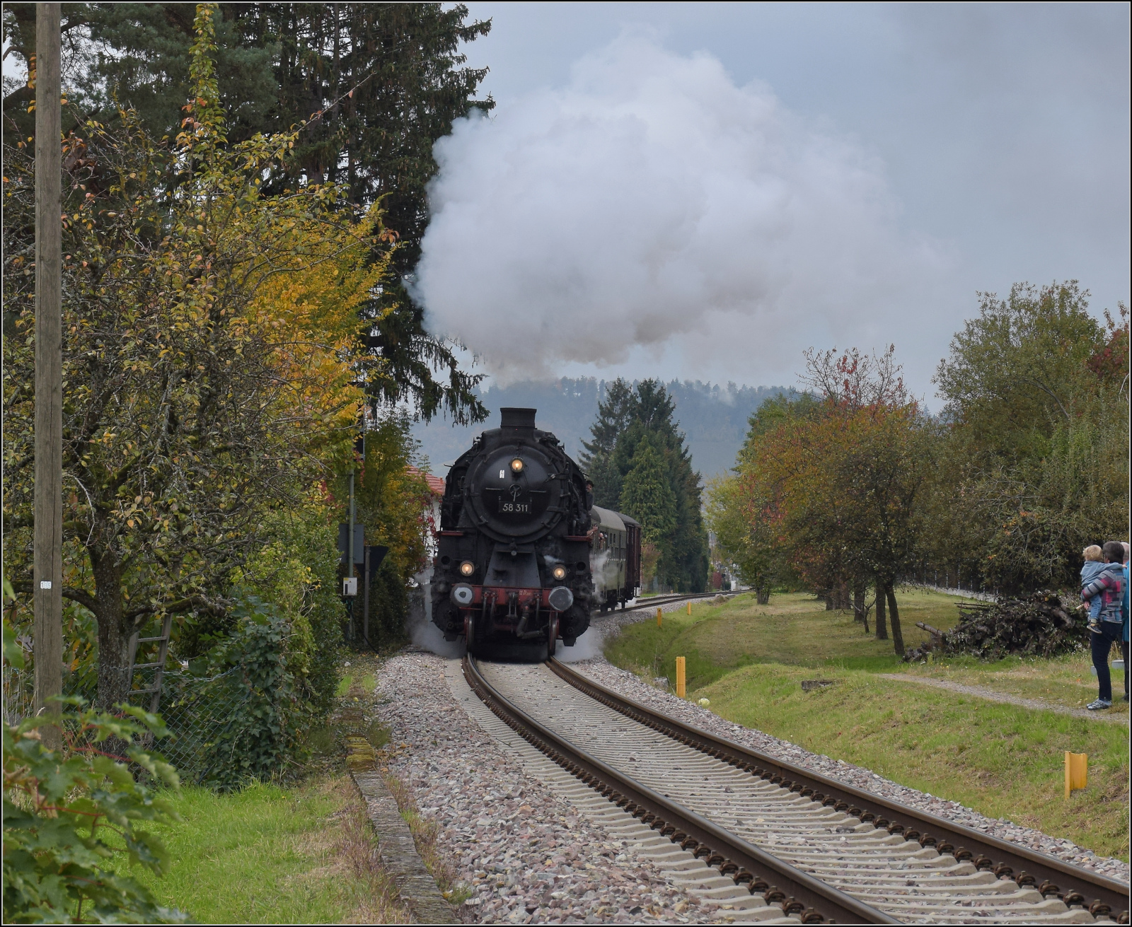 Mit Dampf zur Winzer-Kirwi.

58 311 bei der berfhrung der Umgehungsstrae in Kappelrodeck Ost. Oktober 2025. 
