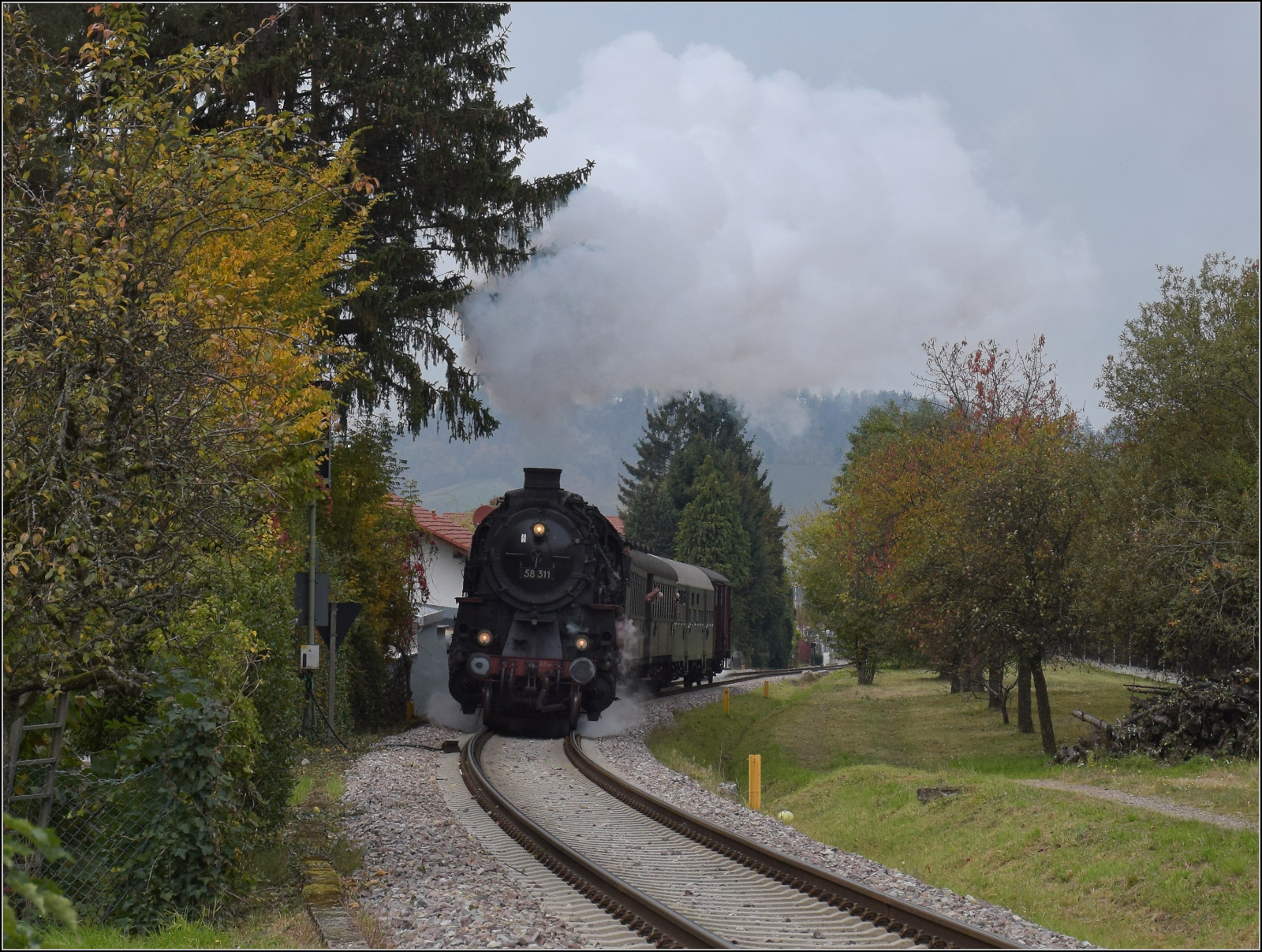 Mit Dampf zur Winzer-Kirwi.

58 311 bei der berfhrung der Umgehungsstrae in Kappelrodeck Ost. Oktober 2025. 