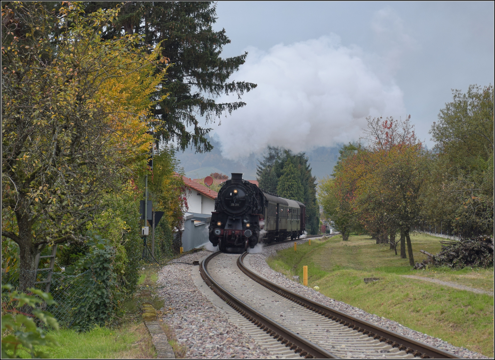 Mit Dampf zur Winzer-Kirwi.

58 311 bei der berfhrung der Umgehungsstrae in Kappelrodeck Ost. Oktober 2025. 