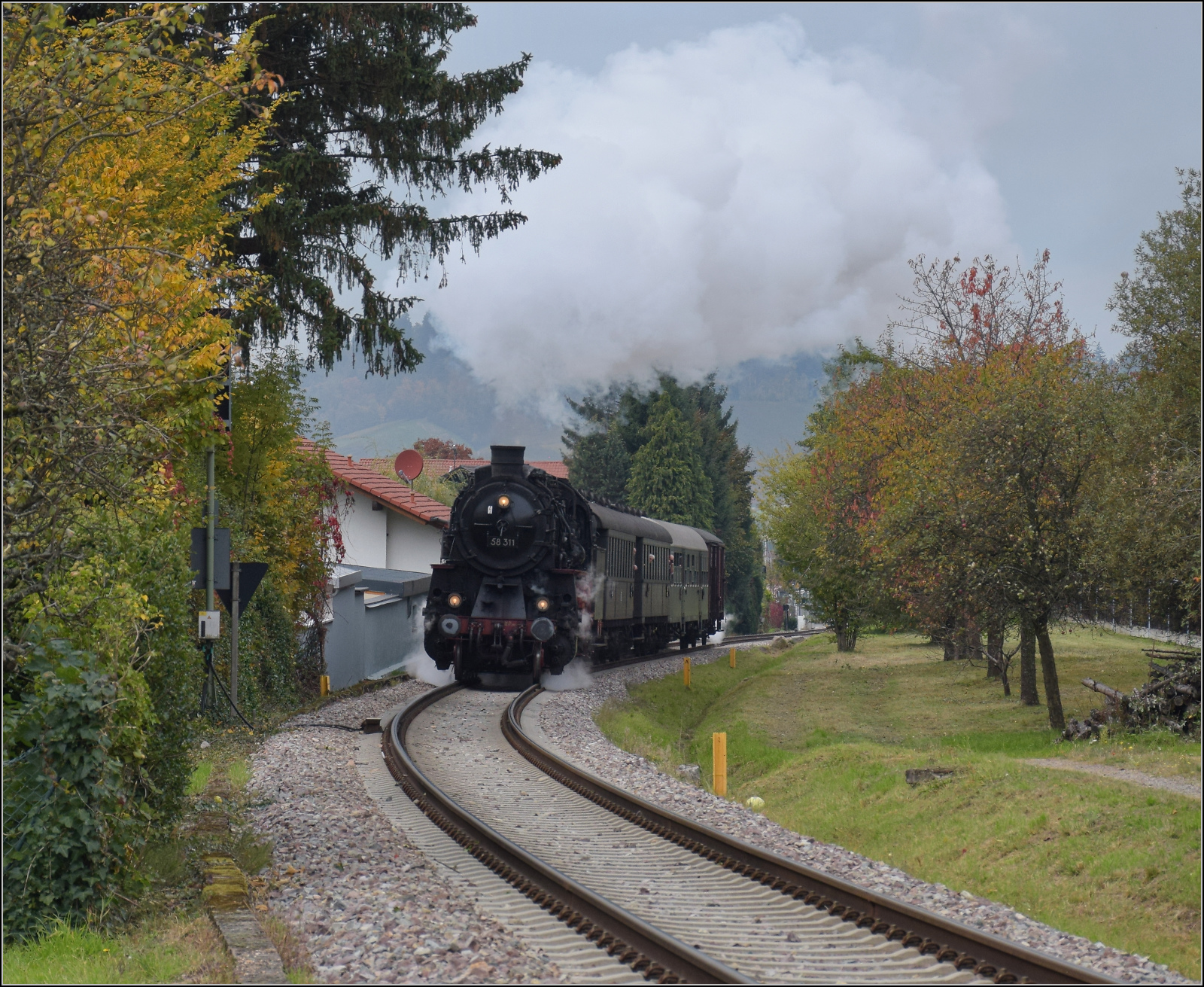 Mit Dampf zur Winzer-Kirwi.

58 311 bei der berfhrung der Umgehungsstrae in Kappelrodeck Ost. Oktober 2025. 