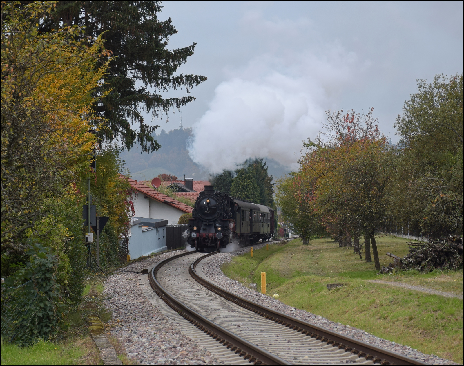 Mit Dampf zur Winzer-Kirwi.

58 311 bei der berfhrung der Umgehungsstrae in Kappelrodeck Ost. Oktober 2025. 