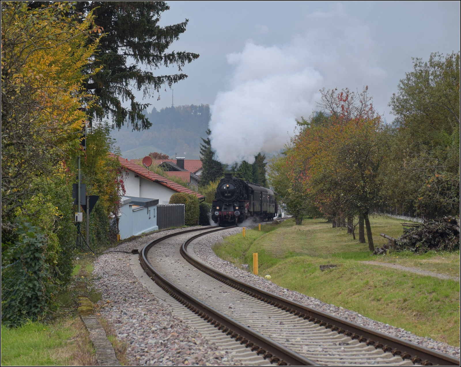 Mit Dampf zur Winzer-Kirwi.

58 311 bei der berfhrung der Umgehungsstrae in Kappelrodeck Ost. Oktober 2025. 