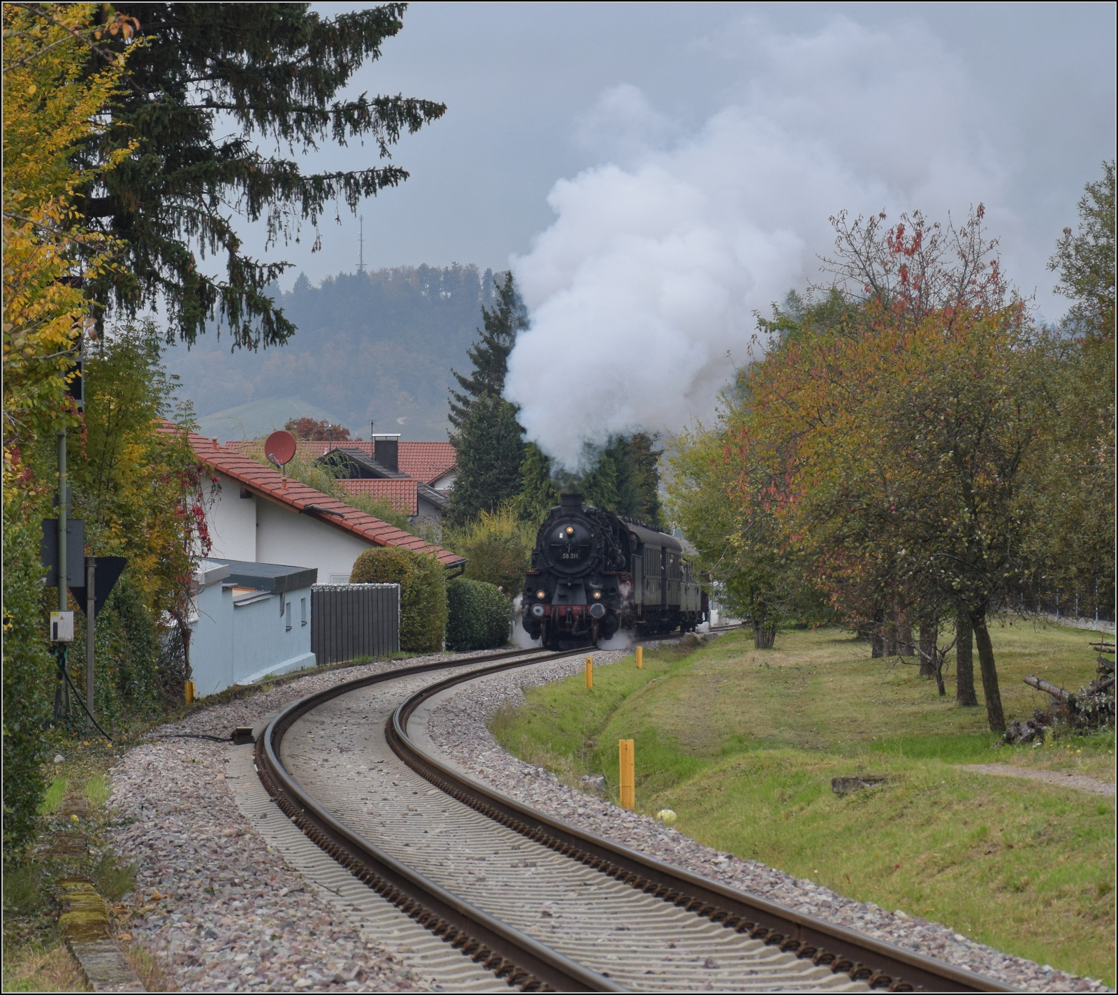 Mit Dampf zur Winzer-Kirwi.

58 311 bei der berfhrung der Umgehungsstrae in Kappelrodeck Ost. Oktober 2025. 