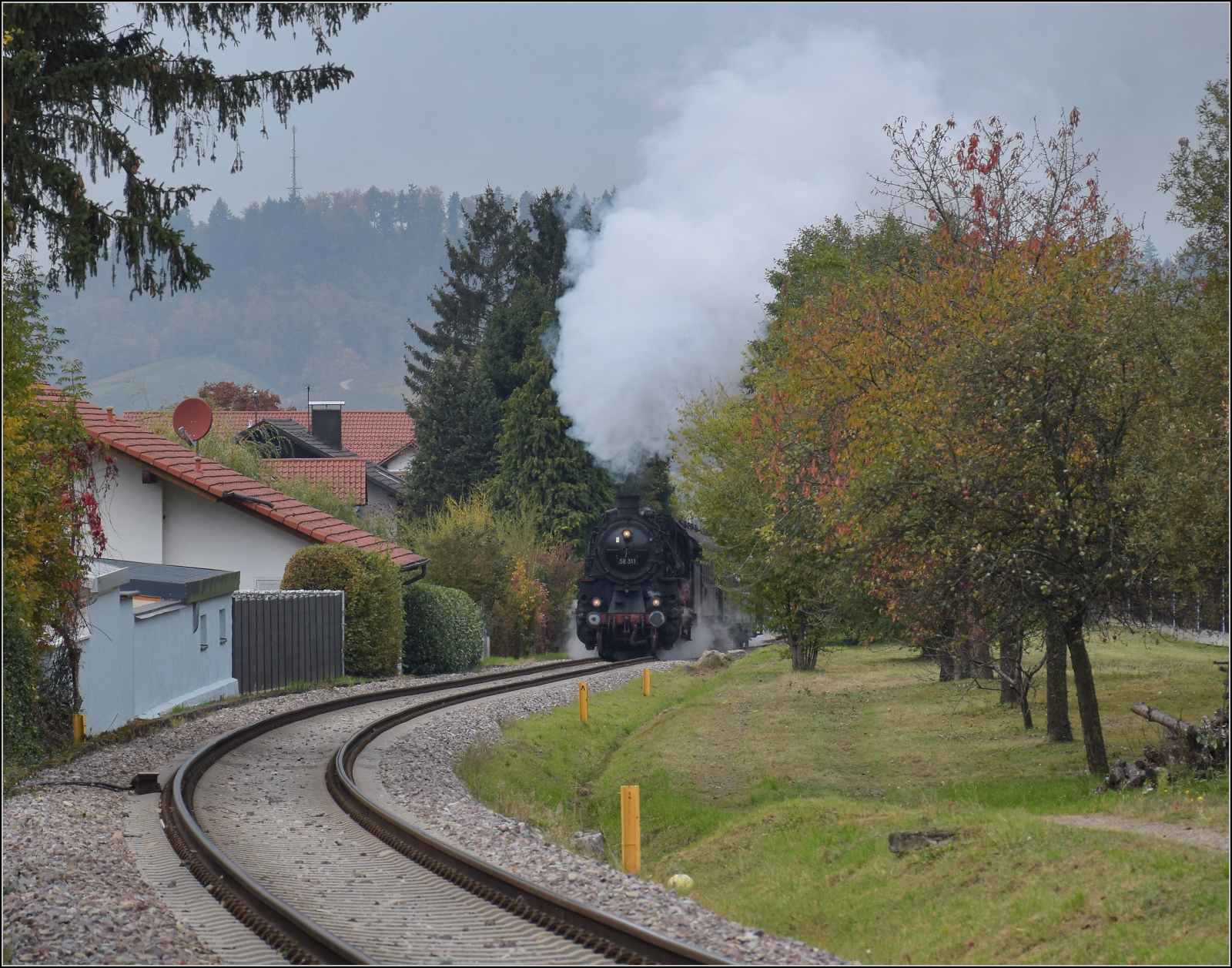 Mit Dampf zur Winzer-Kirwi.

58 311 bei der berfhrung der Umgehungsstrae in Kappelrodeck Ost. Oktober 2025. 