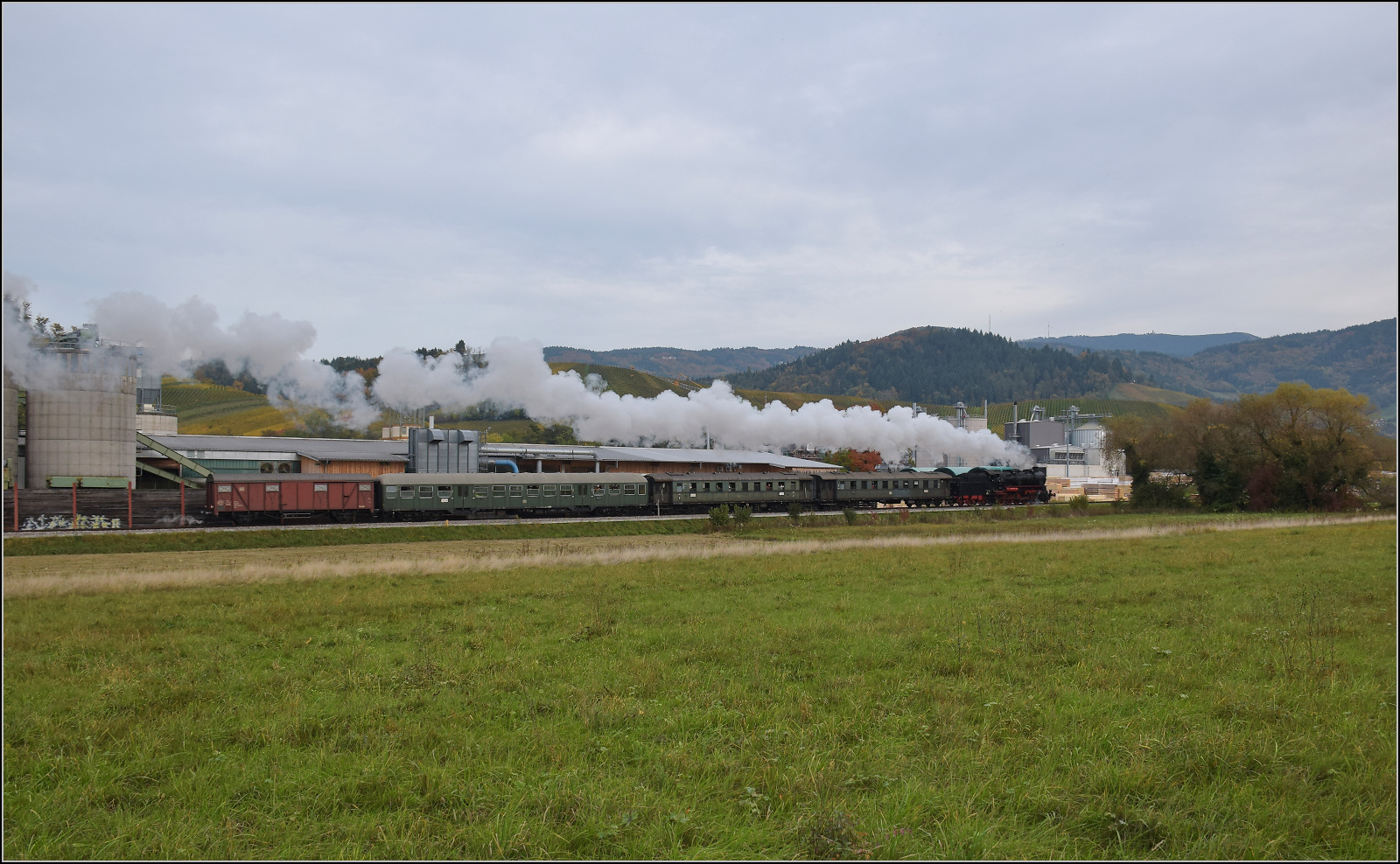 Mit Dampf zur Winzer-Kirwi.

58 311 bei Sgewerk Oberachern. Oktober 2025. 