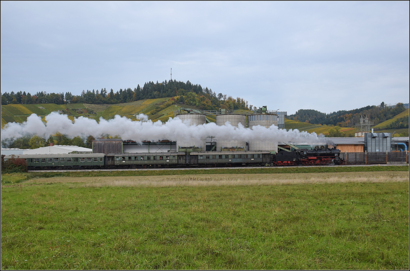 Mit Dampf zur Winzer-Kirwi.

58 311 bei Sgewerk Oberachern. Oktober 2025. 