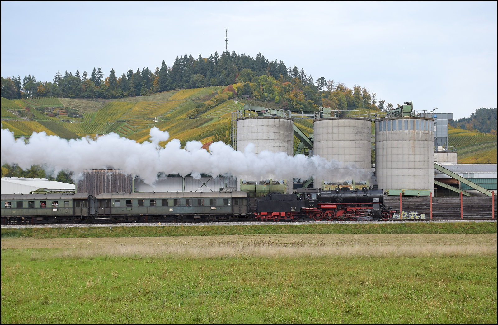Mit Dampf zur Winzer-Kirwi.

58 311 bei Sgewerk Oberachern. Oktober 2025. 