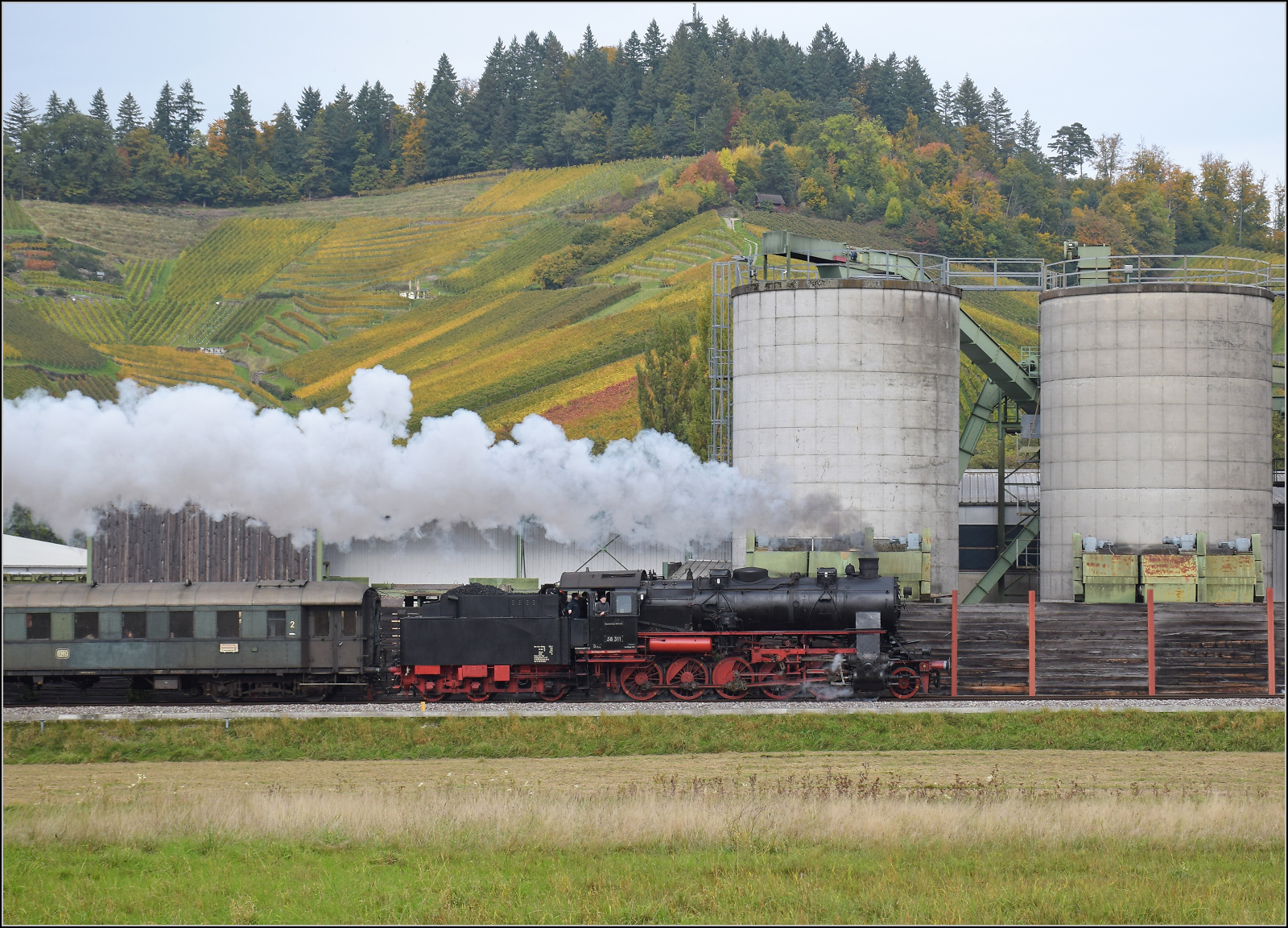Mit Dampf zur Winzer-Kirwi.

58 311 bei Sgewerk Oberachern. Oktober 2025. 