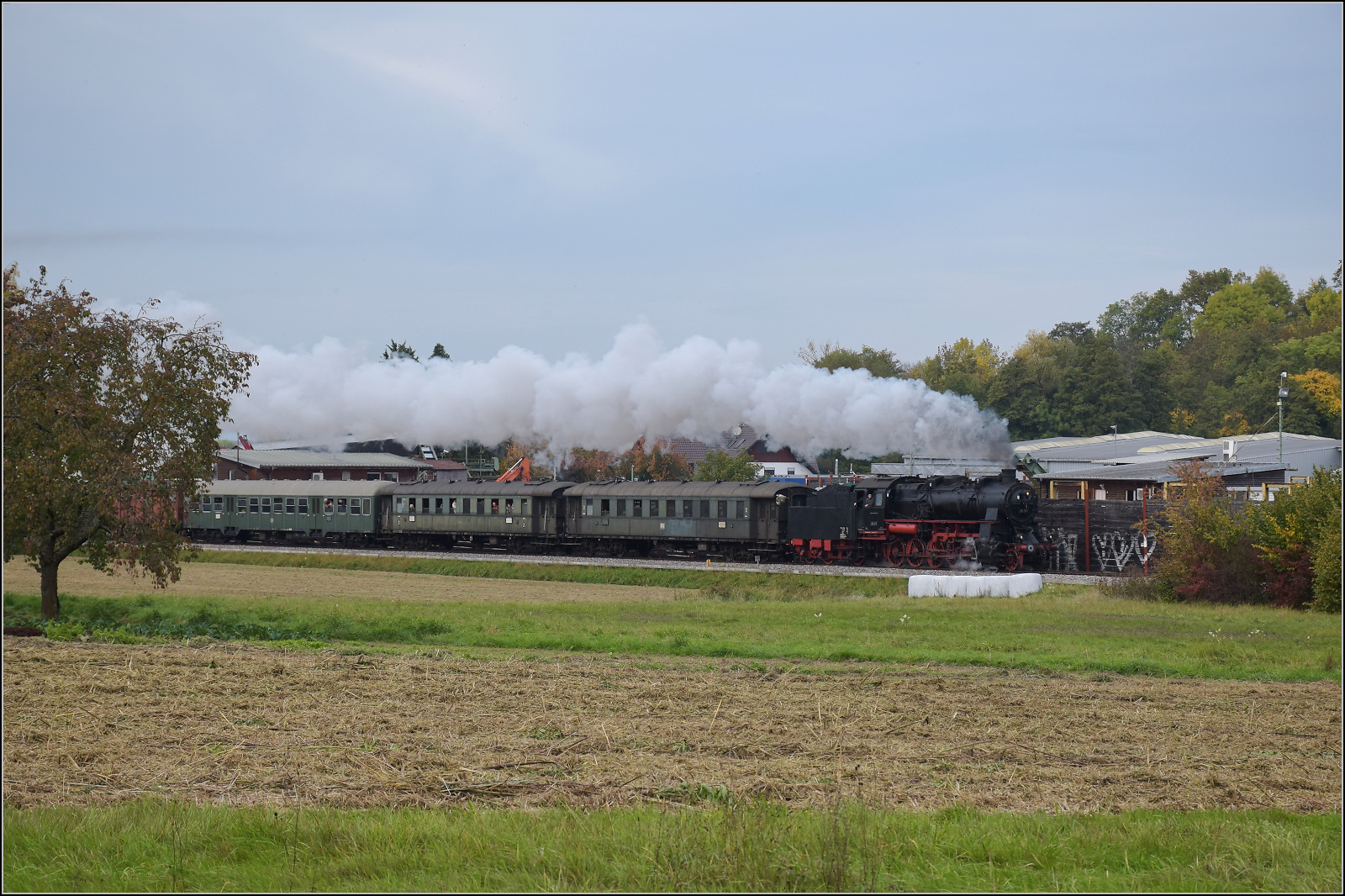 Mit Dampf zur Winzer-Kirwi.

58 311 bei Sgewerk Oberachern. Oktober 2025. 
