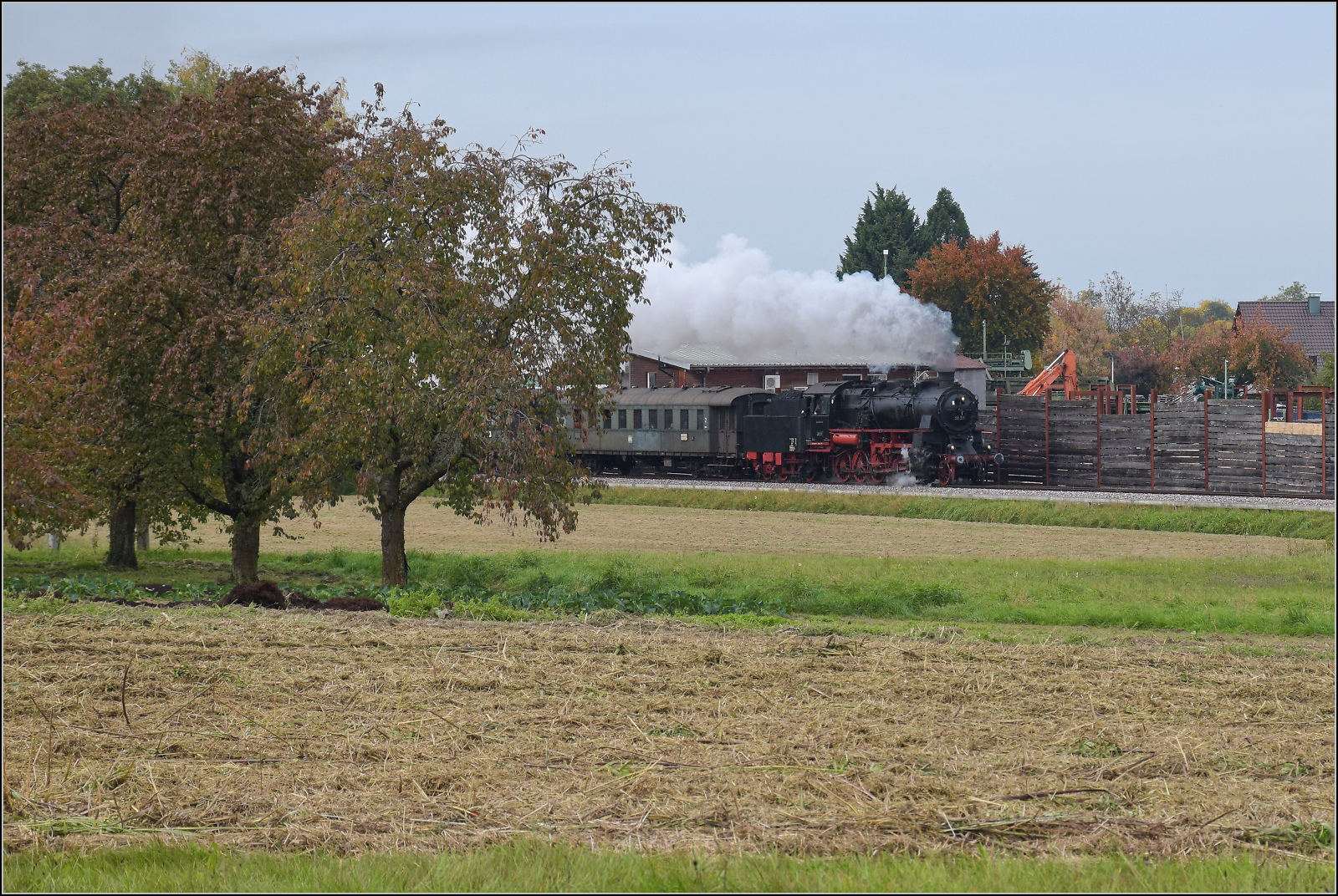 Mit Dampf zur Winzer-Kirwi.

58 311 bei Sgewerk Oberachern. Oktober 2025. 