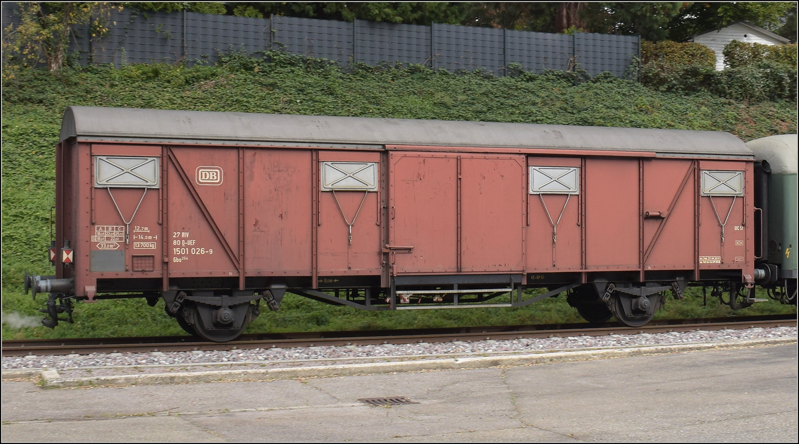 Mit Dampf zur Winzer-Kirwi.

58 311 fhrt mit ihrem Sonderzug in Achern ber den Hof des grten russischen Steuerzahlers. Im Bild der Materialwagen der Dampflok in Form des Gbs 27 80 1501 026-9. Oktober 2025. 