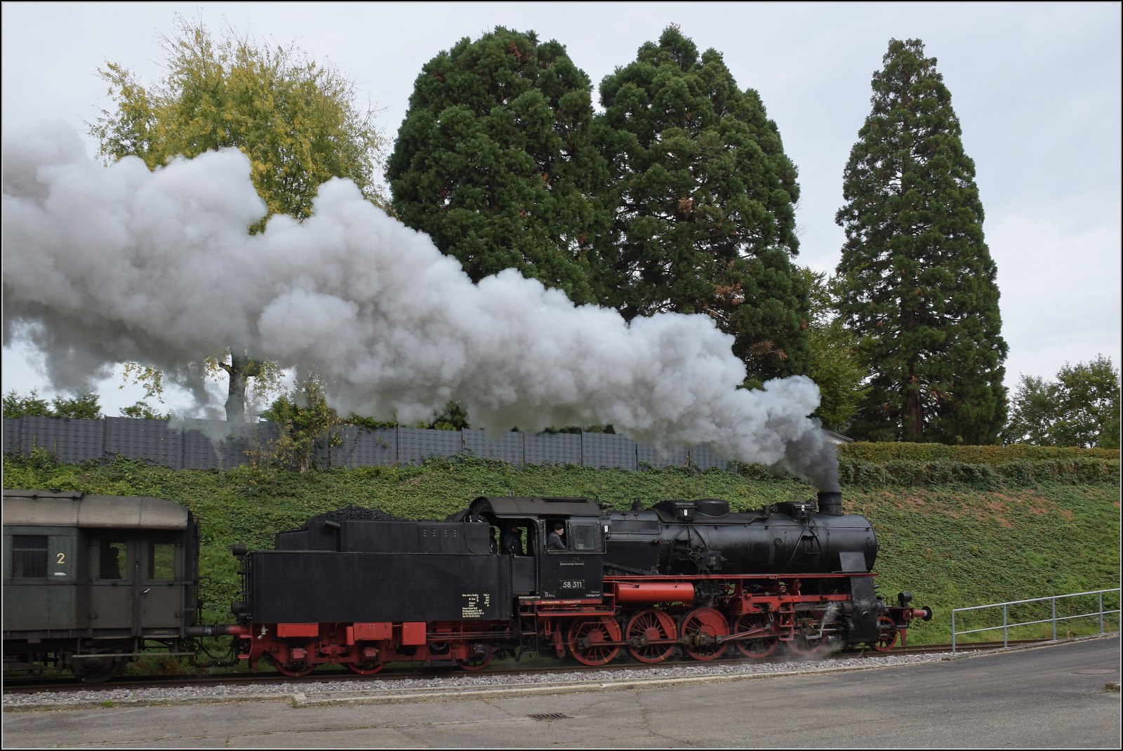 Mit Dampf zur Winzer-Kirwi.

58 311 fhrt in Achern ber den Hof des grten russischen Steuerzahlers. Oktober 2025. 