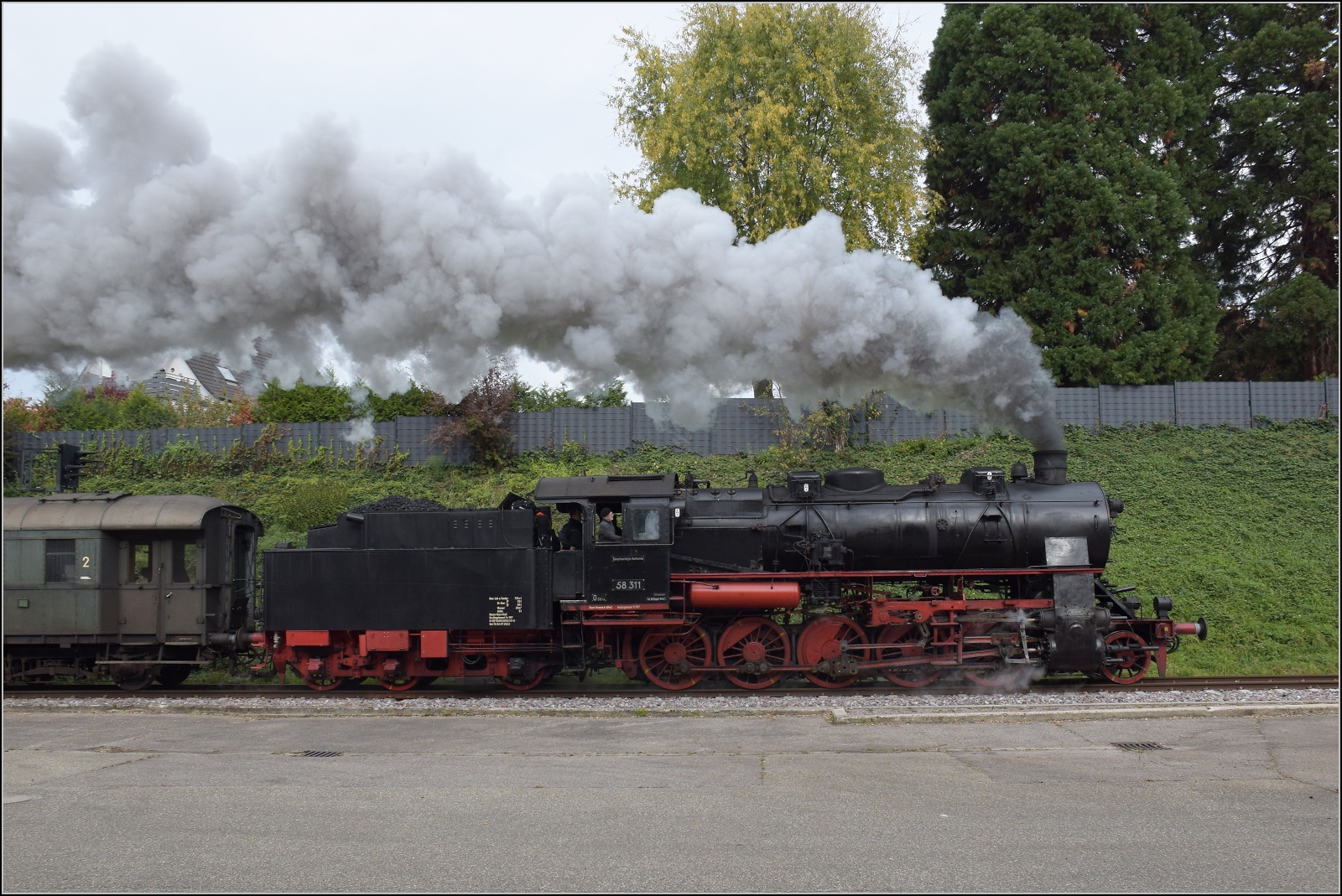 Mit Dampf zur Winzer-Kirwi.

58 311 fhrt in Achern ber den Hof des grten russischen Steuerzahlers. Oktober 2025. 