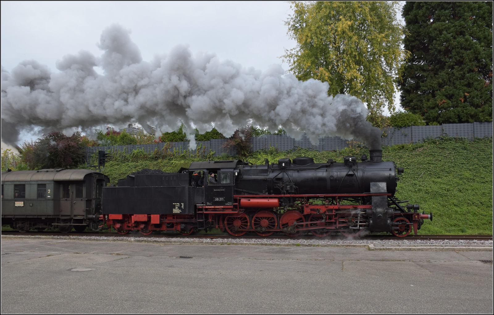 Mit Dampf zur Winzer-Kirwi.

58 311 fhrt in Achern ber den Hof des grten russischen Steuerzahlers. Oktober 2025. 