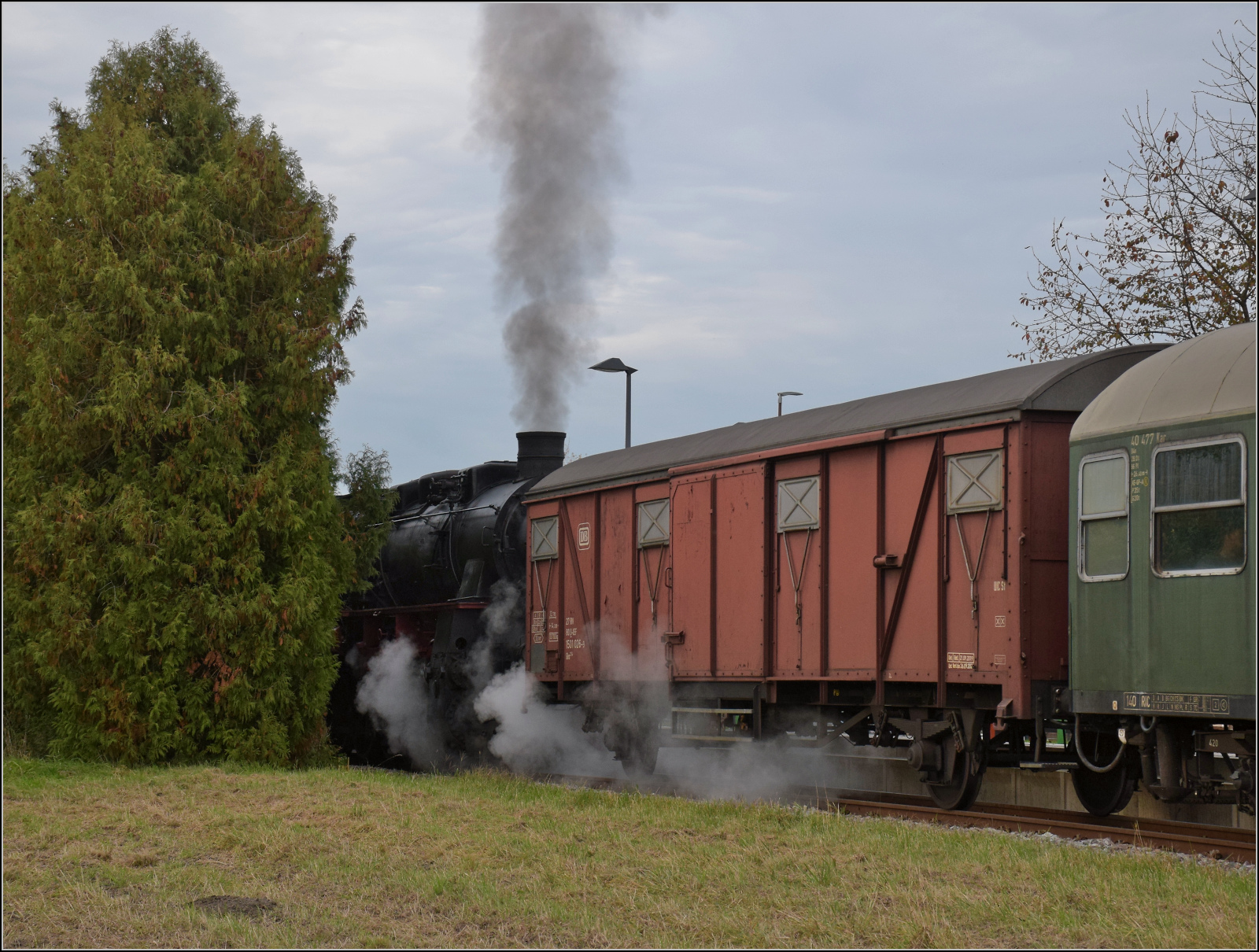 Mit Dampf zur Winzer-Kirwi.

Ein Hauch GmP mit 58 311 in Oberachern. Oktober 2025.