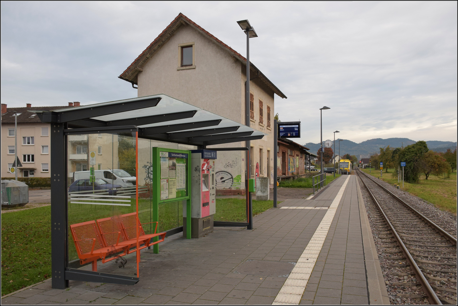 Mit Dampf zur Winzer-Kirwi.

Oberachern ist tatsächlich noch ein Bahnhof, denn eine Weiche ist noch vorhanden. Hier haben momentan überzählige 650er Platz. Ganz offenbar hat die SWEG nicht ganz das Fell des Bären verkauft, bevor man sich sicher ob der Funktion der Akkuzüge war. Oktober 2025.