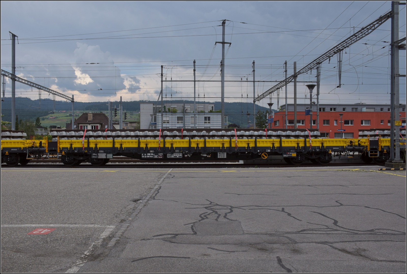 Mit Schienen ist dieser Flachwagen der SBB Infrastruktur 33 85 3988 130-4 CH-SBBCI Rens. Konolfingen, Juni 2023.