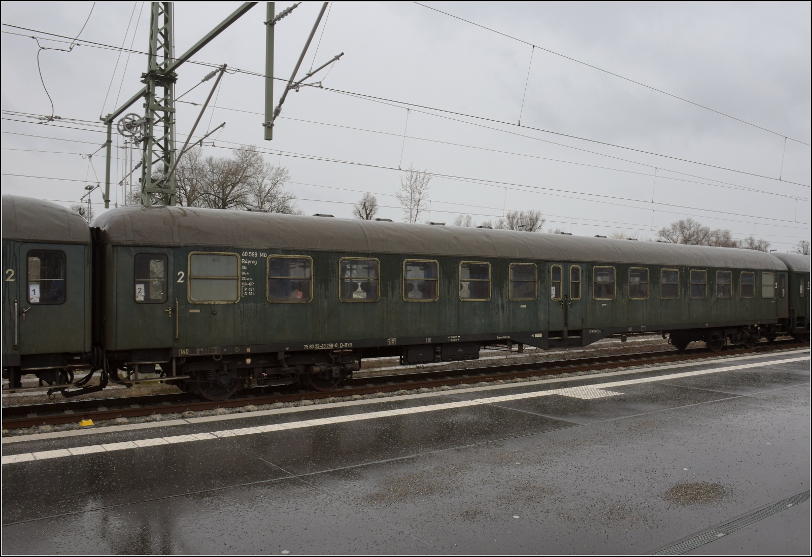 Mitteleinstiegswagen B4ymg der DB mit der Nummer 40 599 Mü. Die UIC-Nummer lautet 75 80 22-43 258-0 D-BYB. Lindau-Reutin, Februar 2023.
