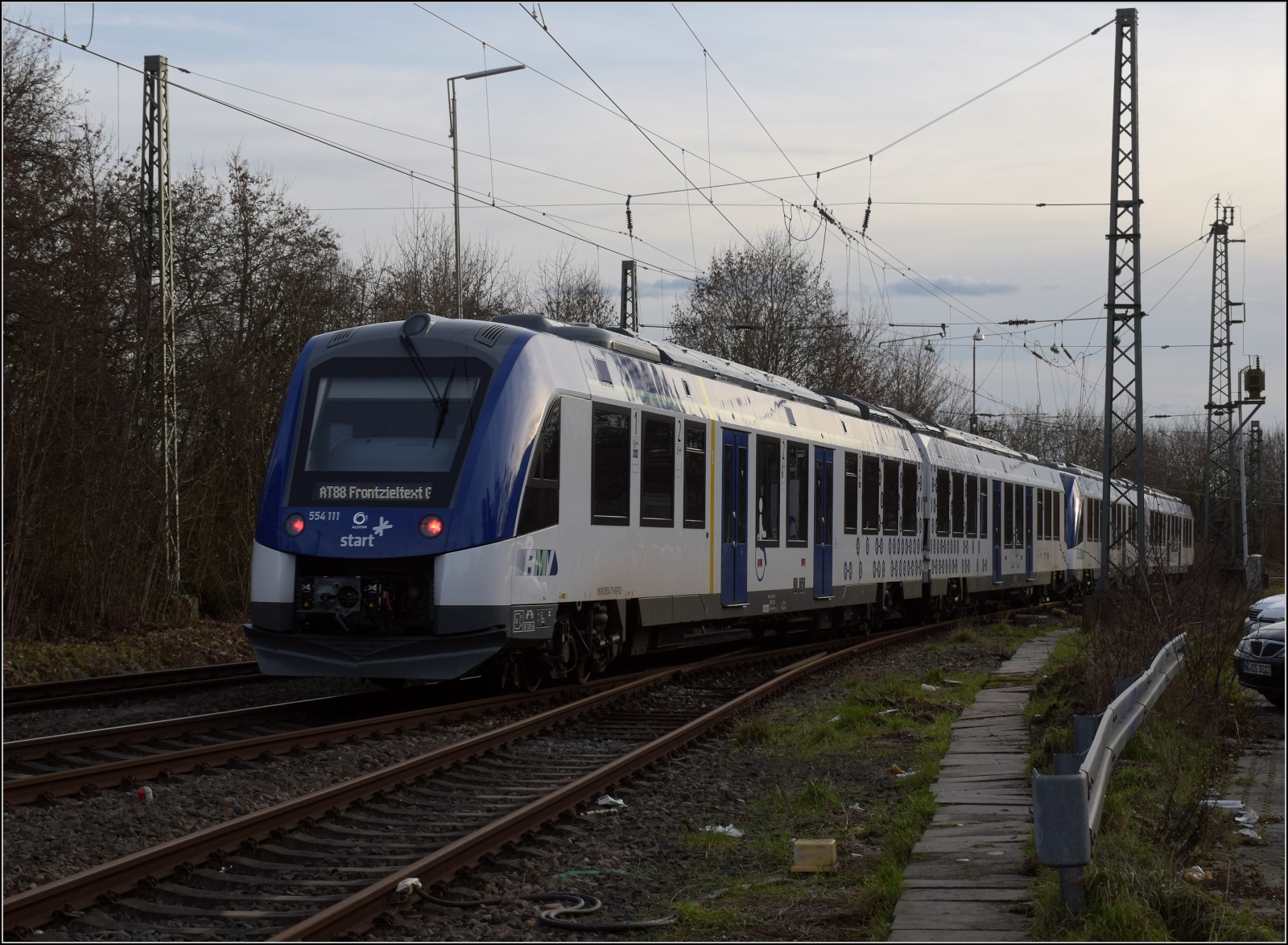 Momentan mehr Vaporware als Hardware auf Gleisen ist der iLint. 

554 112 und 554 111 bei Abfahrt in Friedrichsdorf als AT 88 nach Frontzieltext G. Dezember 2022.