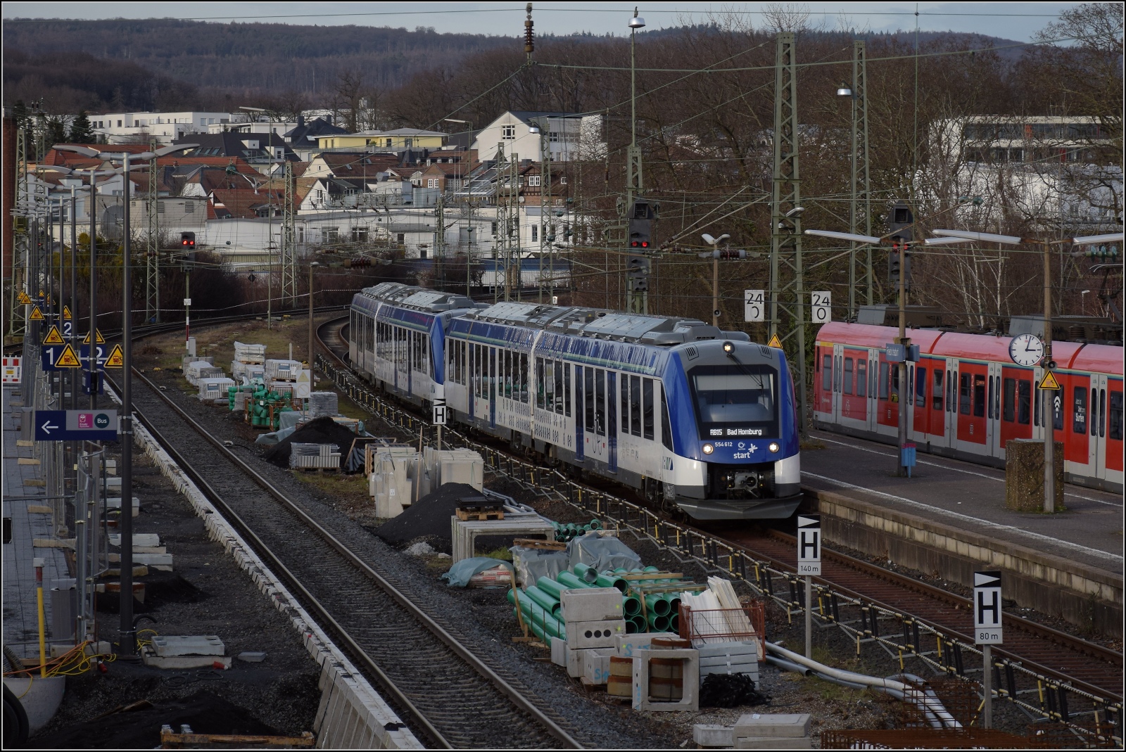 Momentan mehr Vaporware als Hardware auf Gleisen ist der iLint. 

554 112 und 554 111 als RB 15 nach -oh- jetzt doch Bad Homburg fährt in Friedrichsdorf ein. Dezember 2022.