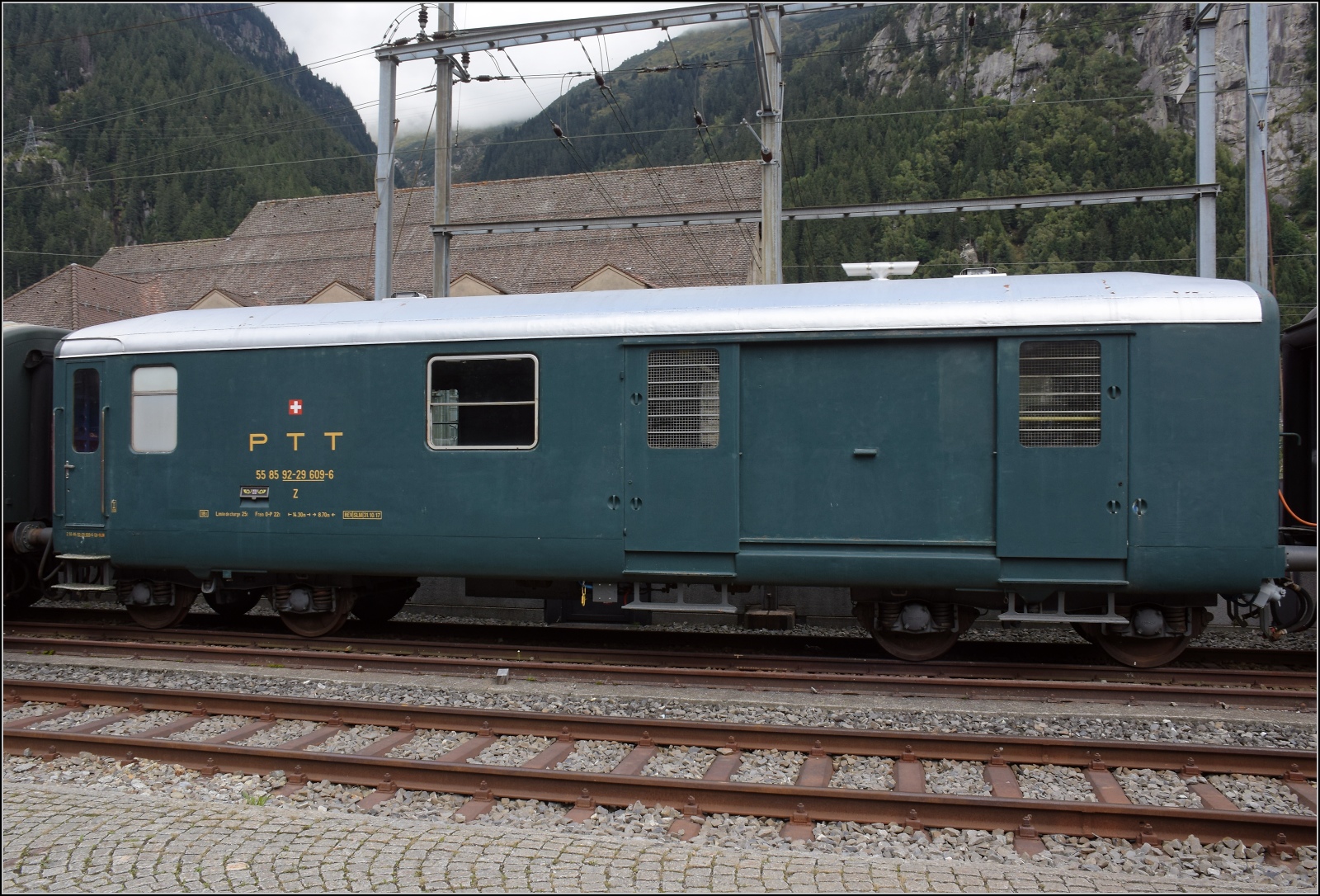 Museal erhaltener Postwagen 55 85 92-29 609-6 Z im Bahnhof Gschenen. Leider unsachgem fotografiert... September 2022.