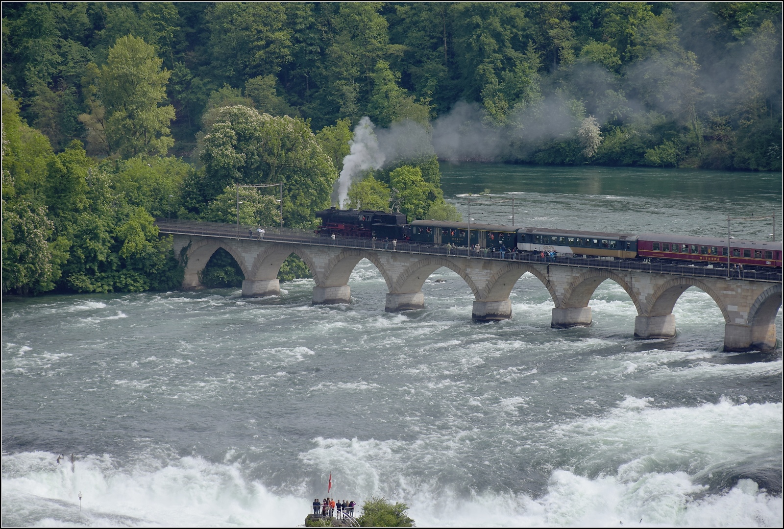 Muttertags-Dampffahrt mit 23 058 und Ae 6/6.

Ein unvorhergesehenes Highlight war die Rheinberquerung in Neuhausen, die statt der Ossinger Thurbrcke neu auf dem Programm stand. Mai 2023.