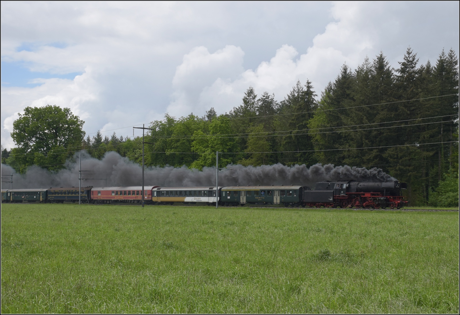 Muttertags-Dampffahrt mit 23 058 und Ae 6/6.

23 058 in Wrenlingen, die Zickzackroute des Zuges lud ein zur Verfolgung ab der alten Verbindungsstrecke nach Deutschland. Mai 2023.
