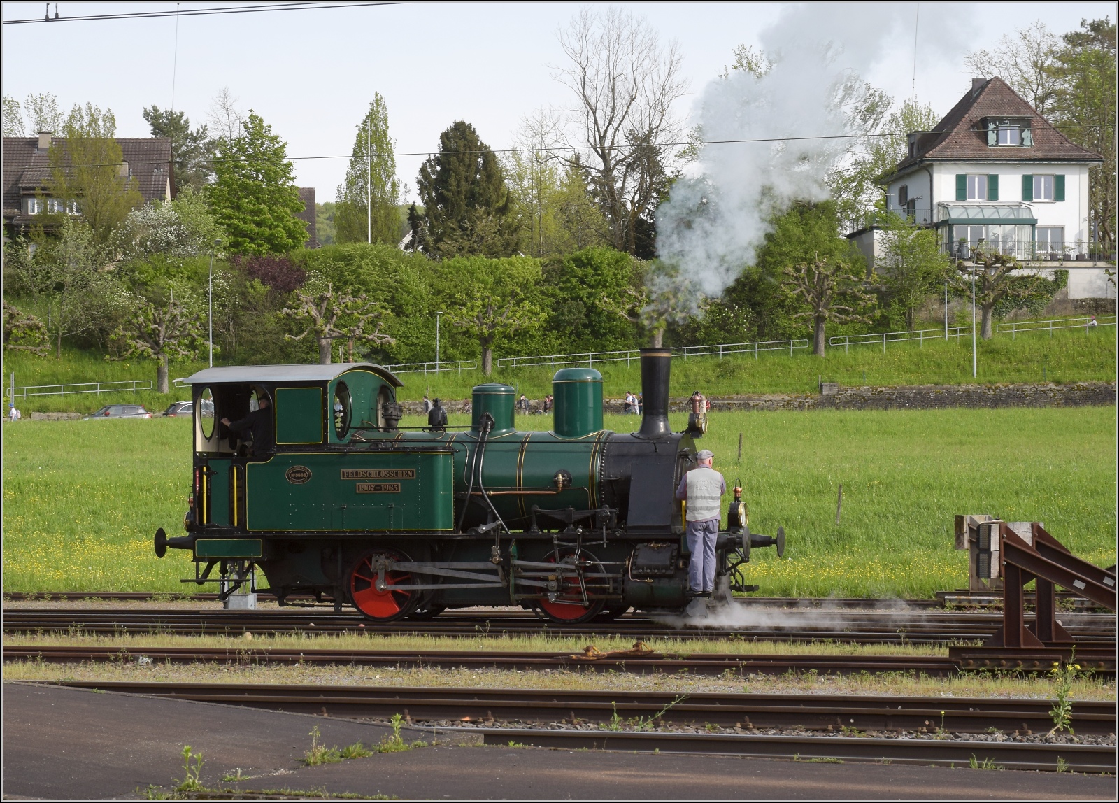 Nach dem Fest im Feldschlösschen.

Das werkseigene Chnurrli E 2/2 5666 durfte als letztes Fahrzeug an den Zug. Rheinfelden AG, April 2023.
