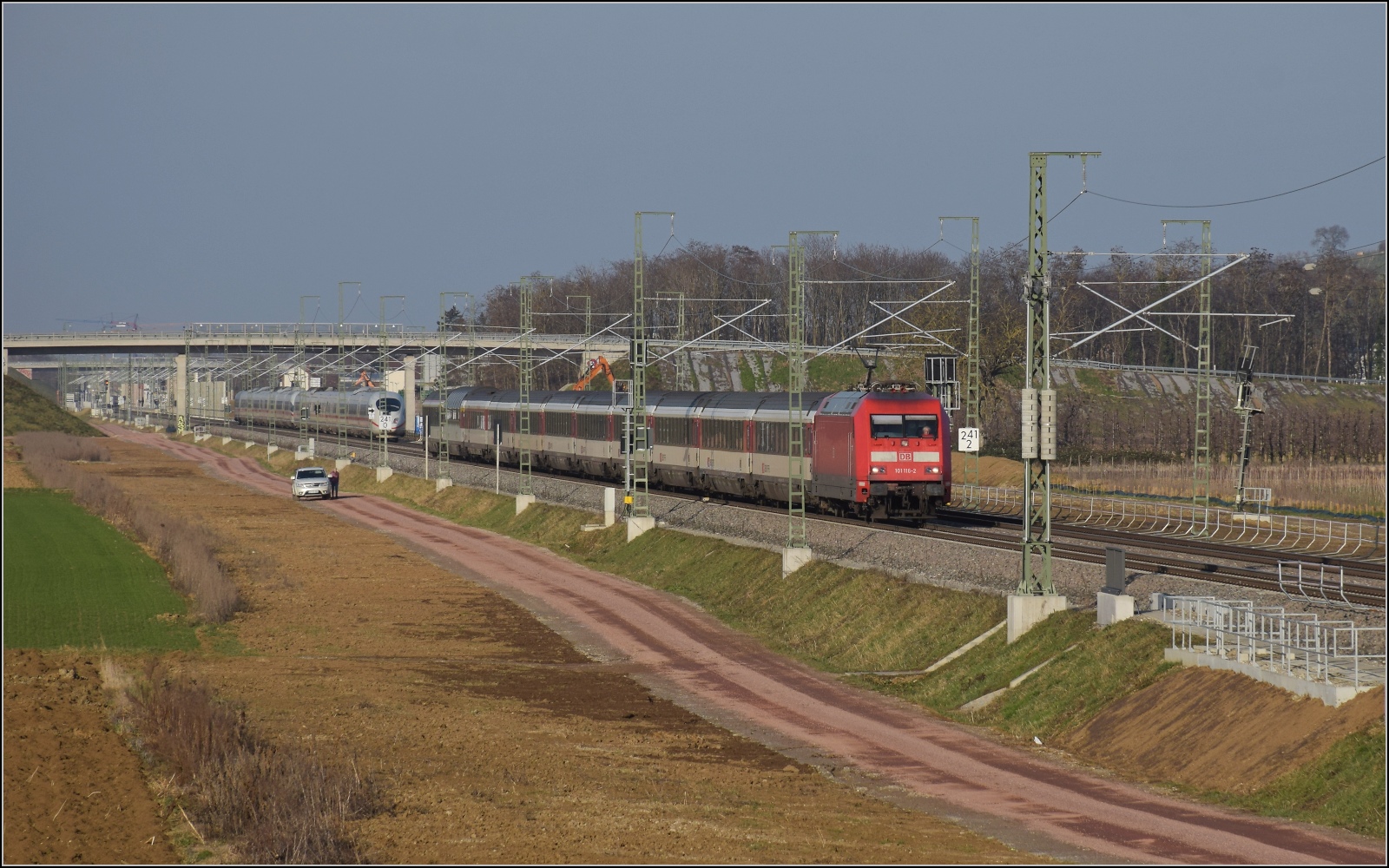 Nachmittag im Markgräfler Land. 

101 116 mit einem Eurocity bei Auggen. Februar 2023.