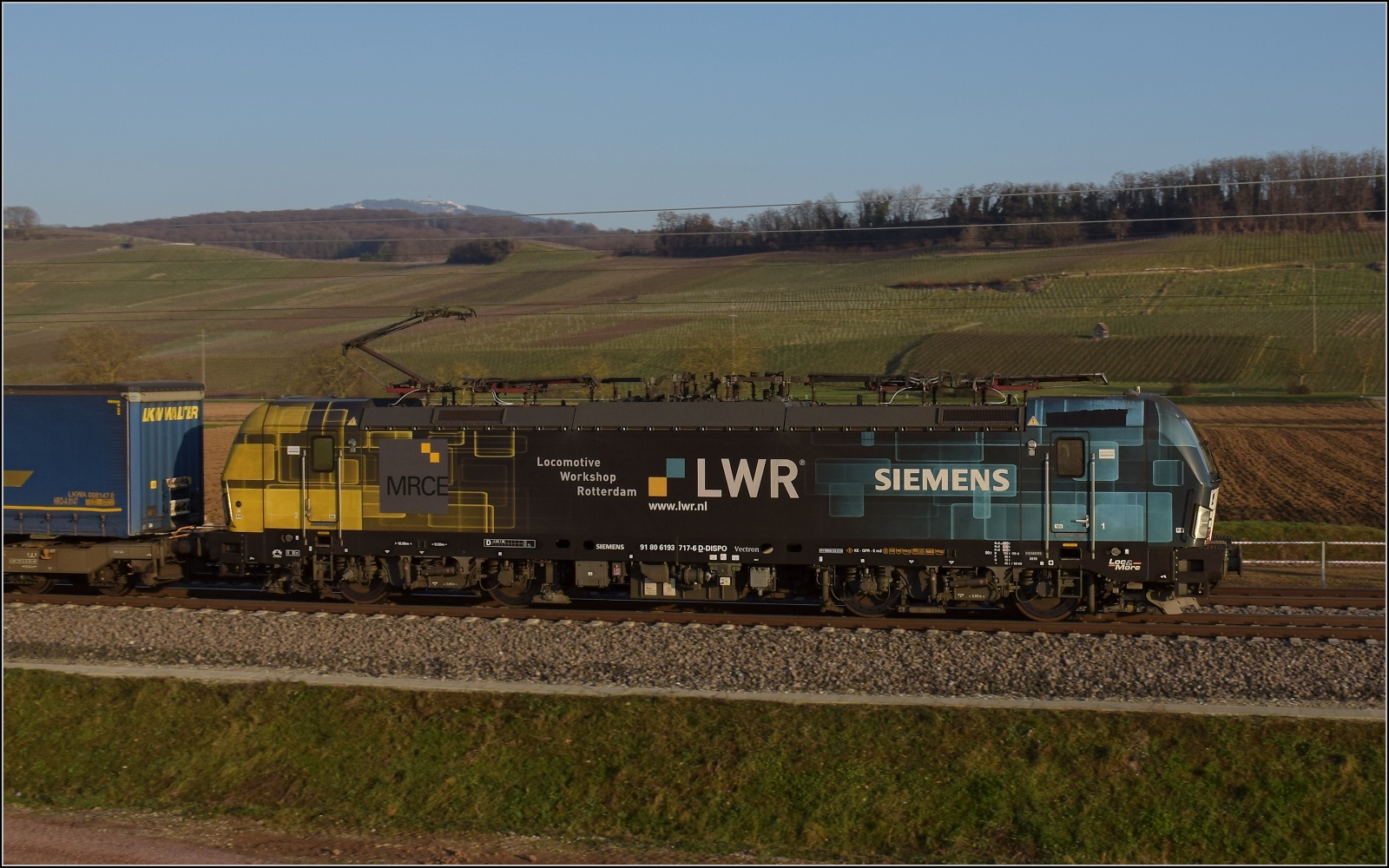 Nachmittag im Markgrfler Land. 

193 717 der LWR bei Schliengen. Februar 2023.