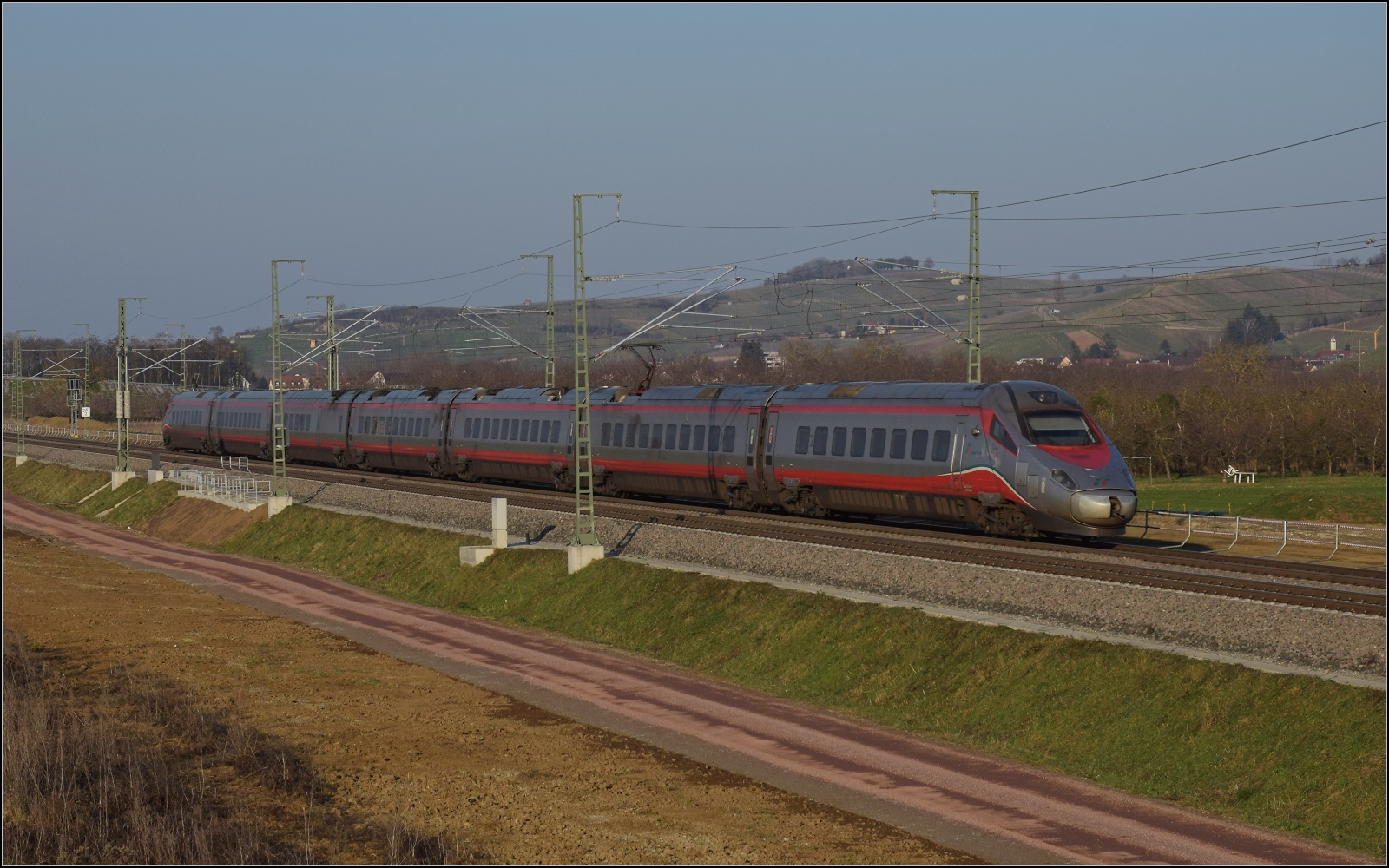 Nachmittag im Markgrfler Land. 

ETR 610 012 der Tren Italia bei Auggen. Februar 2023.
