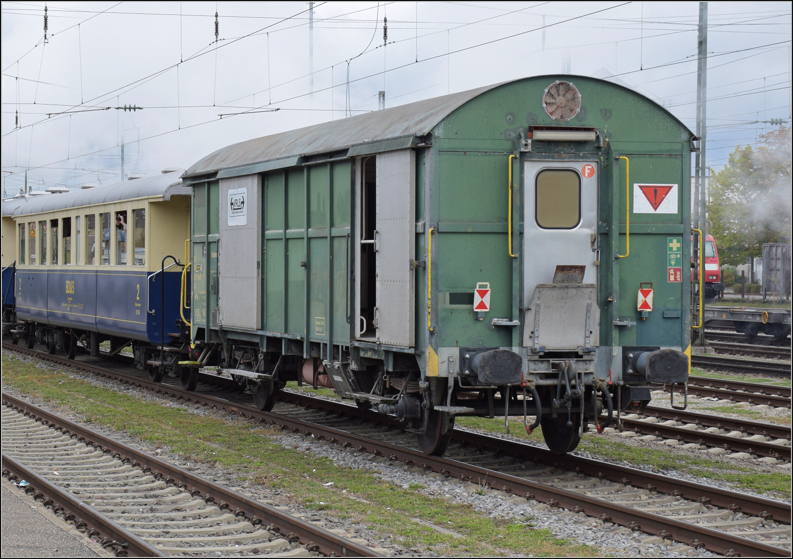 Neu beim Verein Rangierlok Schweiz VRLS scheint dieser G�terwagen der BLS, der zuvor als Ger�tewagen Xs in Frutingen stationiert war. Seine Nummer ist 99 85 9359 156-8 CH-VRLS. Die Werkstatt hat offenbar nicht ausgedient, sondern begleitet den Dampfzug. Singen, Oktober 2026.