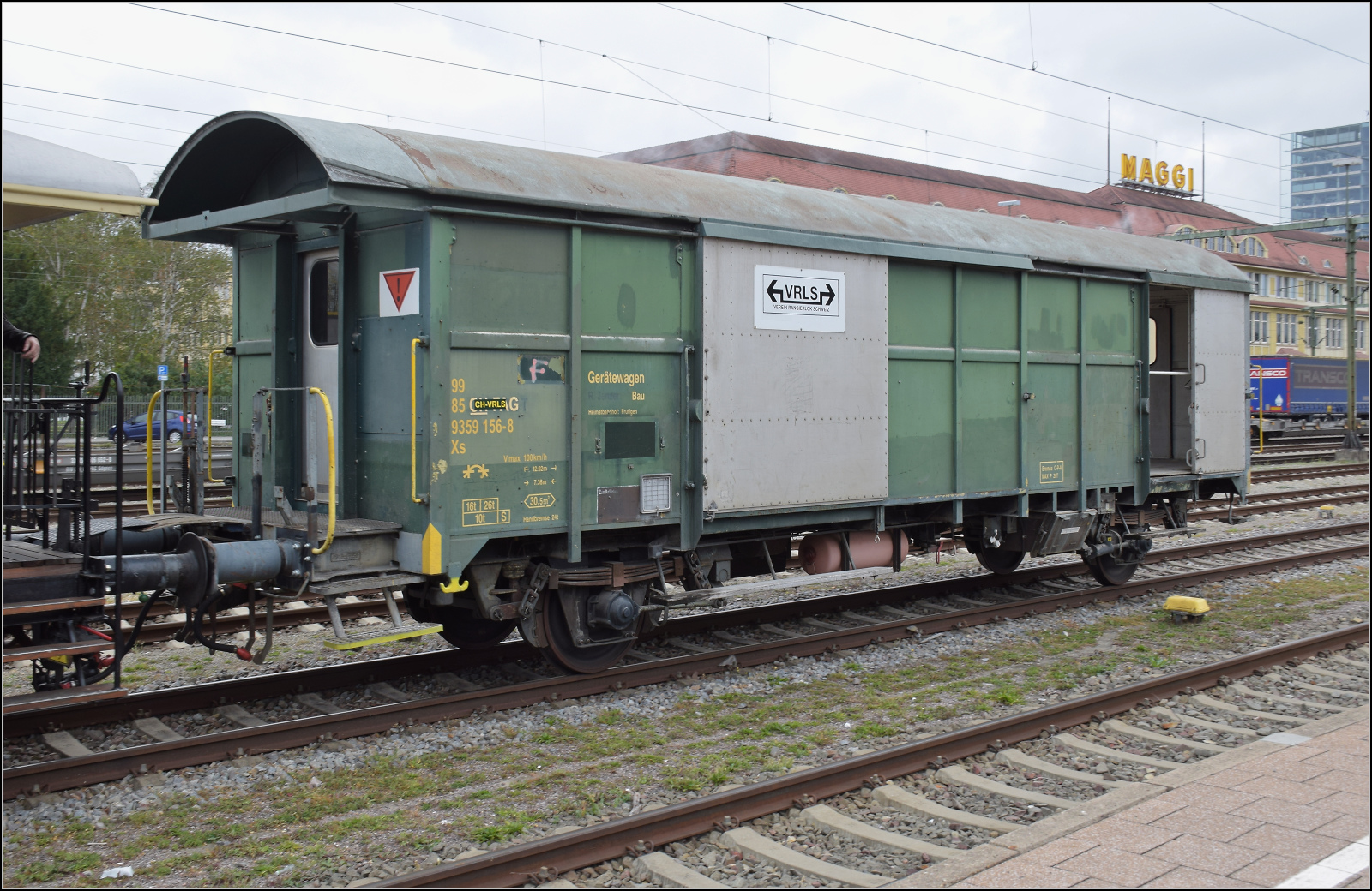 Neu beim Verein Rangierlok Schweiz VRLS scheint dieser G�terwagen der BLS, der zuvor als Ger�tewagen Xs in Frutingen stationiert war. Seine Nummer ist 99 85 9359 156-8 CH-VRLS. Die Werkstatt hat offenbar nicht ausgedient, sondern begleitet den Dampfzug. Singen, Oktober 2026.